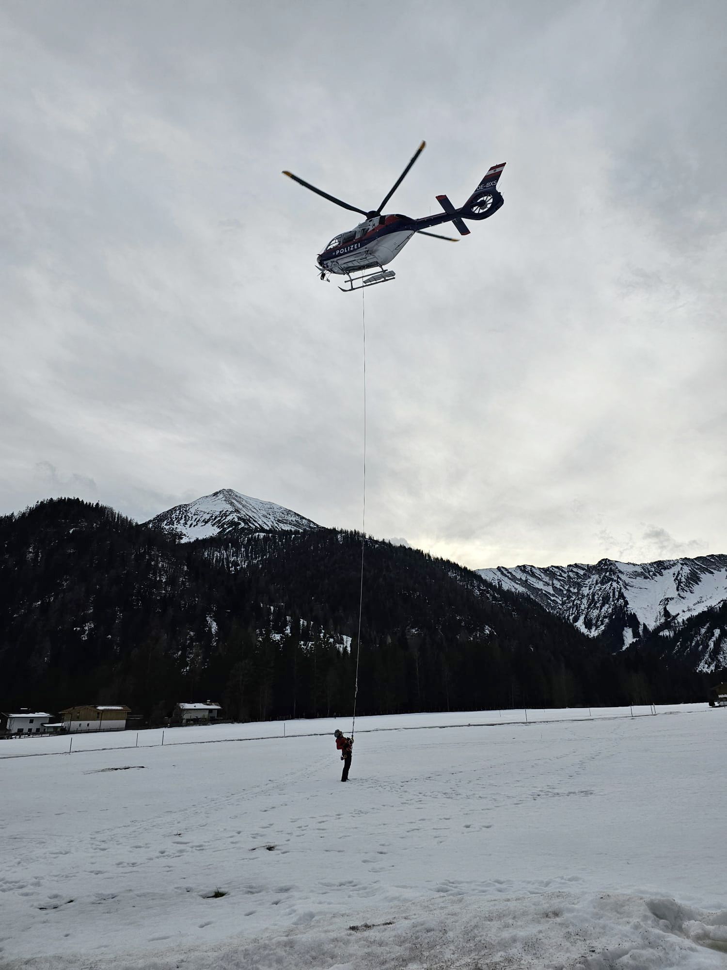 Taubergung zweier Wanderer von der Seekarspitze.