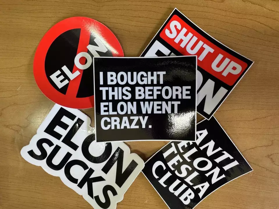 2023 von Matt Hiller erfunden, sind die Sticker (in verschiedenen Versionen) mittlerweile überall im Internet erhältlich. Seit <a data-li-document-ref=