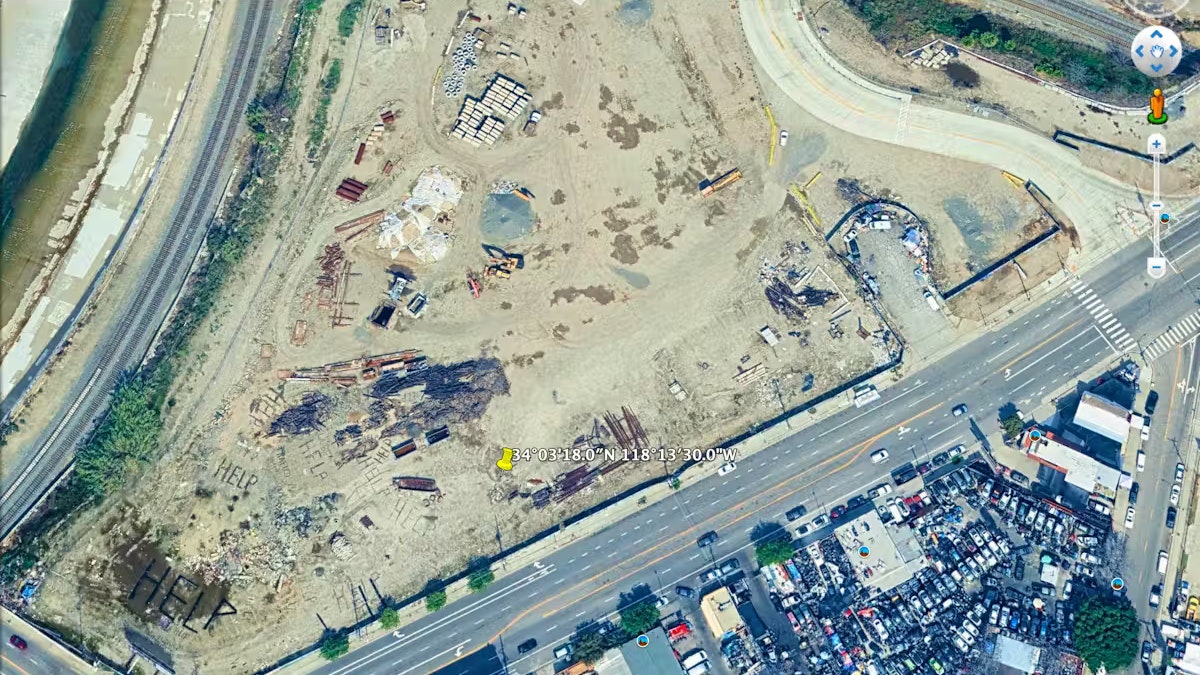 Das Gelände hat sich in den nächsten Monaten erneut verändert, wohl infolge von Bauarbeiten. Doch auch am 1. Dezember 2023 sind die Worte noch gut zu erkennen.