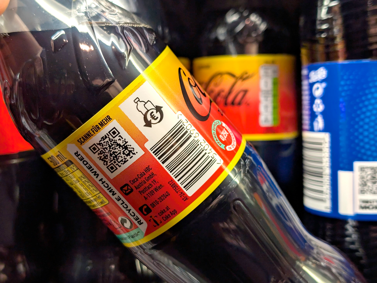 In freier Wildbahn noch selten: eine der neuen Einwegpfandflaschen in einem Supermarkt