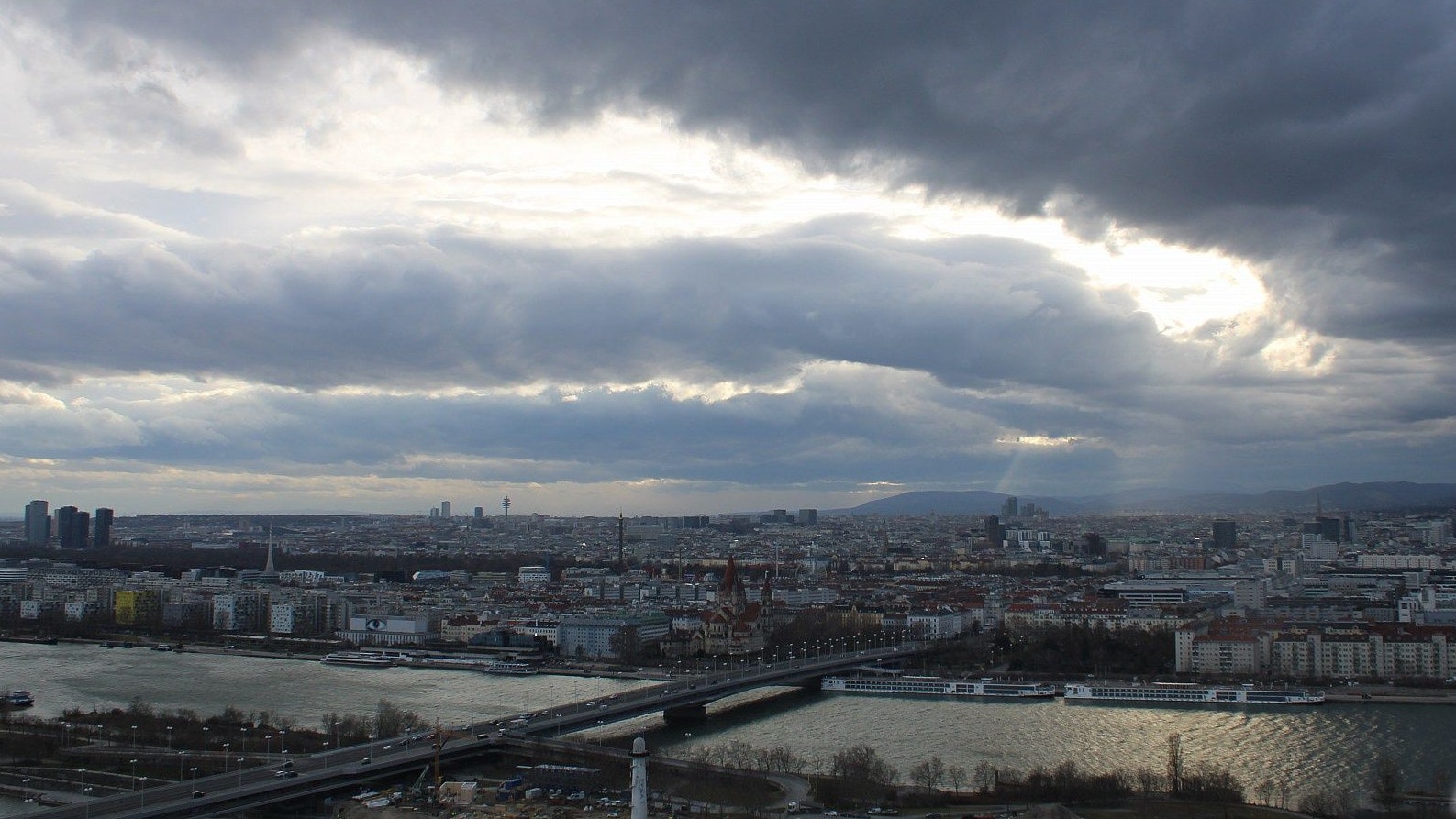 Blick auf Wien von der UBIMET-Zentrale nach Südwesten am 28. Jänner 2025, 15 Uhr.
