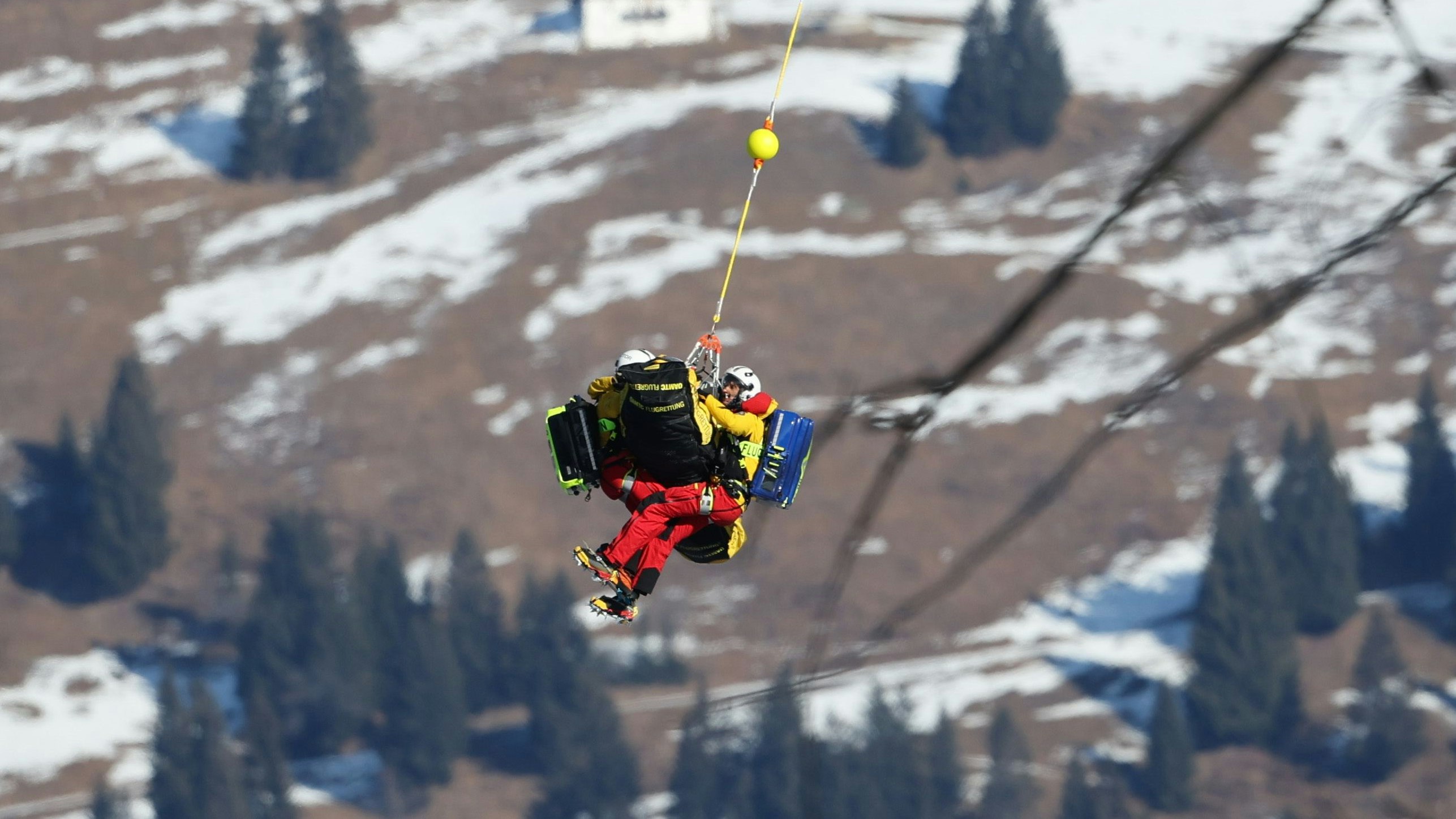 Ski-Star Alexis Pinturault wird per Hubschrauber abtransportiert. 