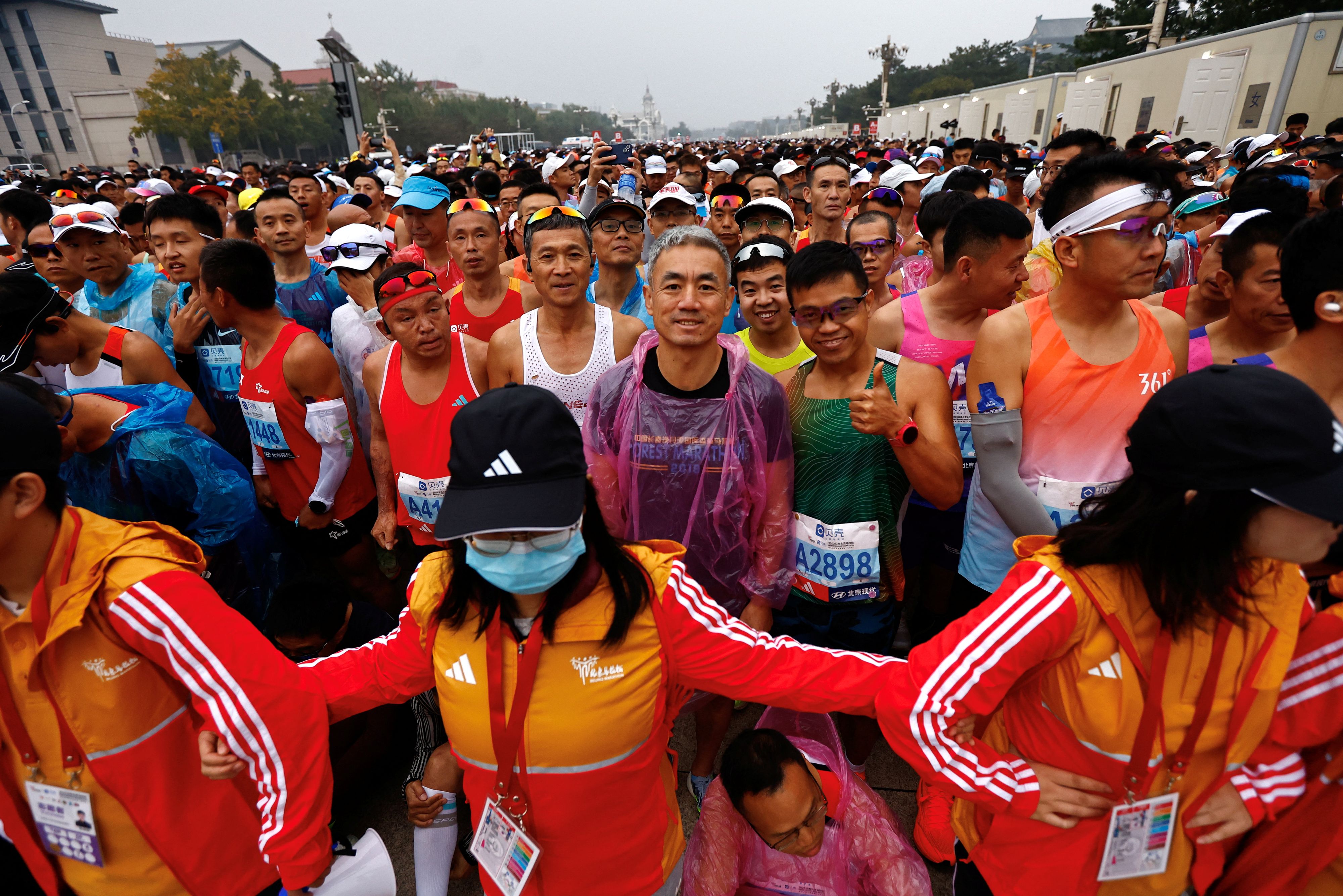 Dutzende humanoide Roboter werden im Frühling am Halbmarathon in Peking teilnehmen.