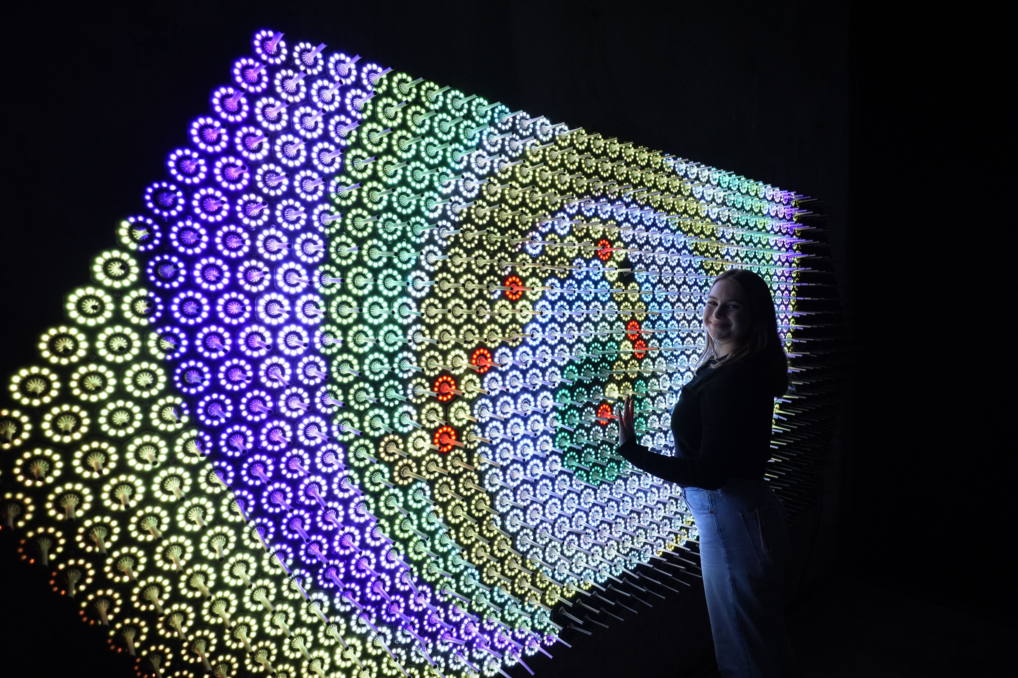 Bei der immersiven Ausstellung kann man selbst viele Dinge ausprobieren, wie zum Beispiel den Raum bunt zu erleuchten.