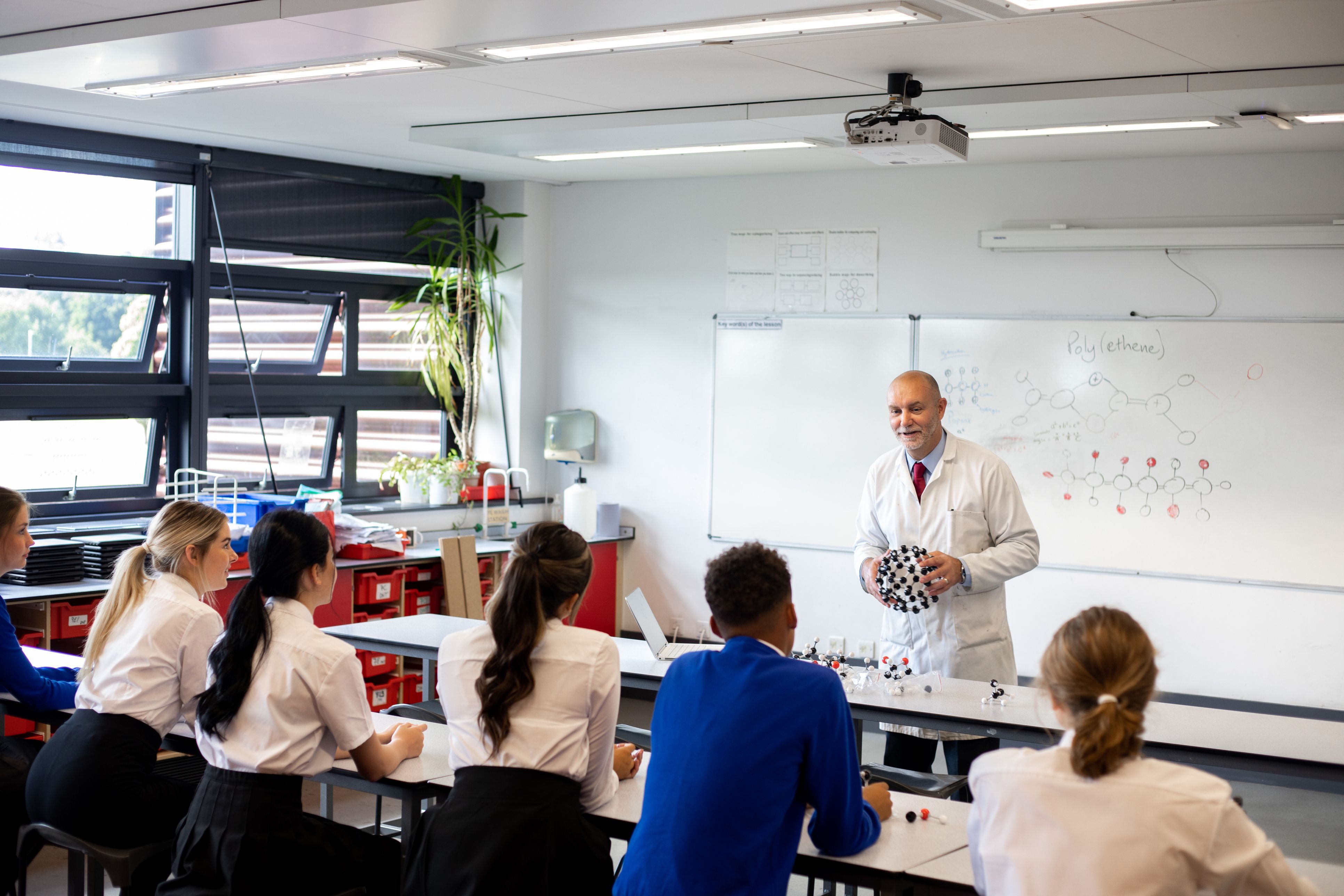 Lehrer in einer Schule (Symbolfoto). In Wien ist die Lage teils dramatisch, viele Kinder sprechen gar kein Deutsch.