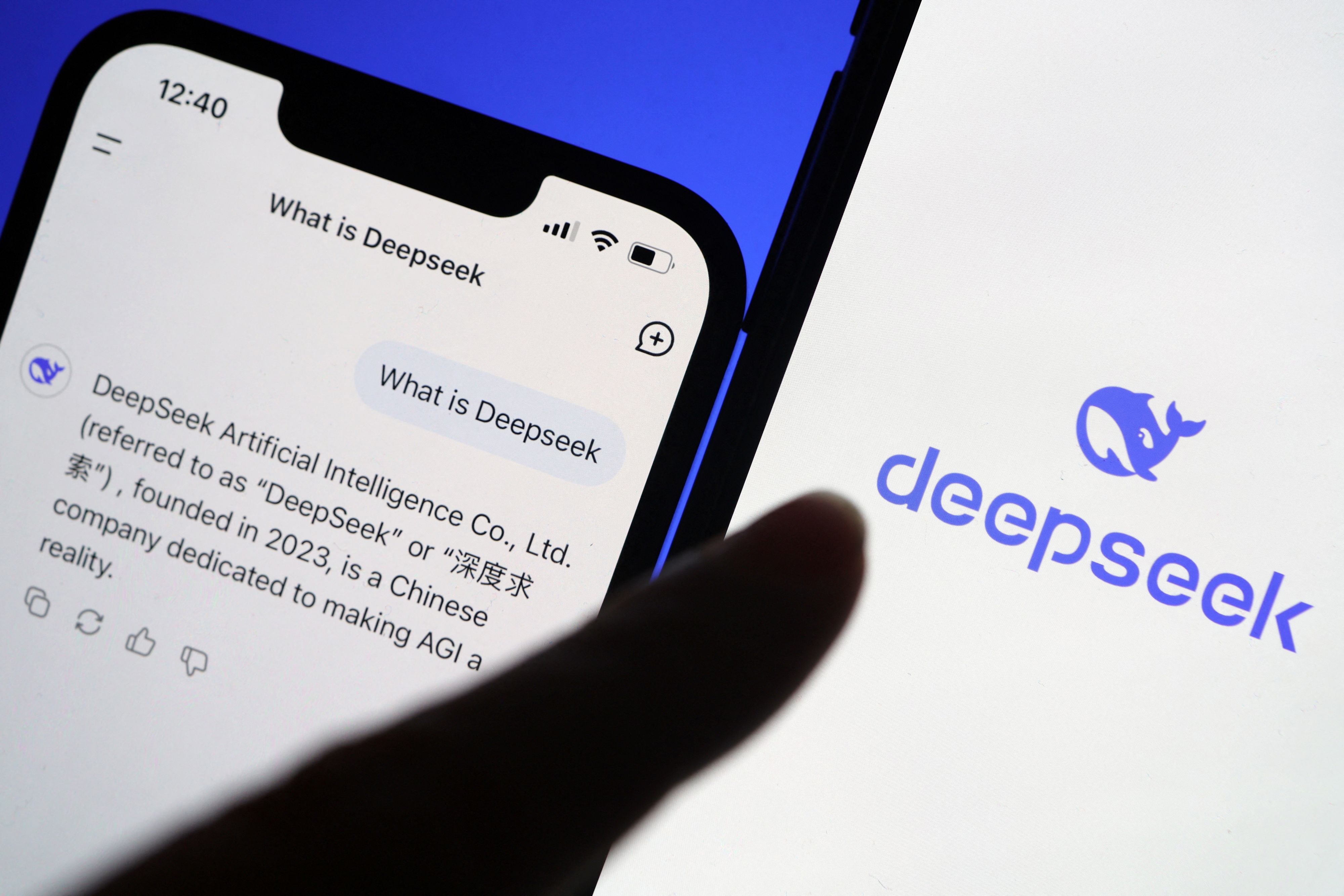 DeepSeek, eine chinesische KI-App, erschüttert den Tech-Markt und sorgt für fallende Kurse. Nvidia, Meta und Alphabet sind davon besonders betroffen.