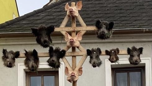 Mitten am Hauptplatz steht dieses Gerüst.