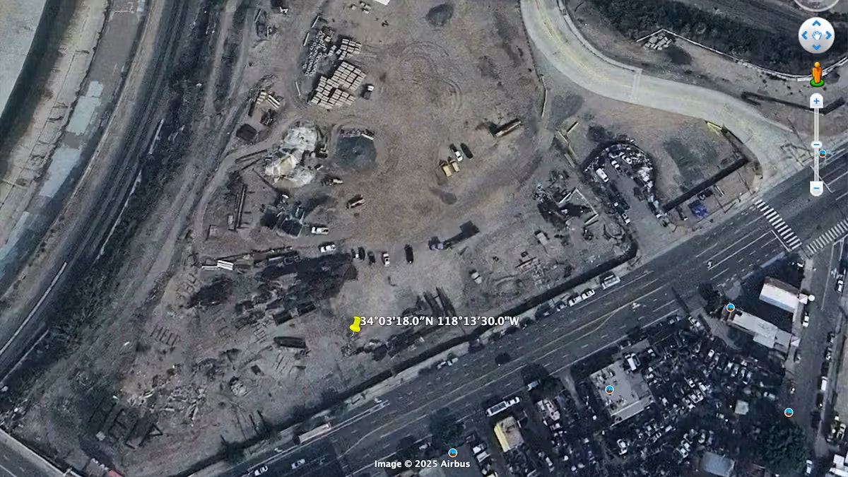 Das jüngste auf Google Earth Pro angezeigte Satellitenbild stammt vom 15. Februar 2024. Auch hier sind die Zeichen im Untergrund erkennbar.