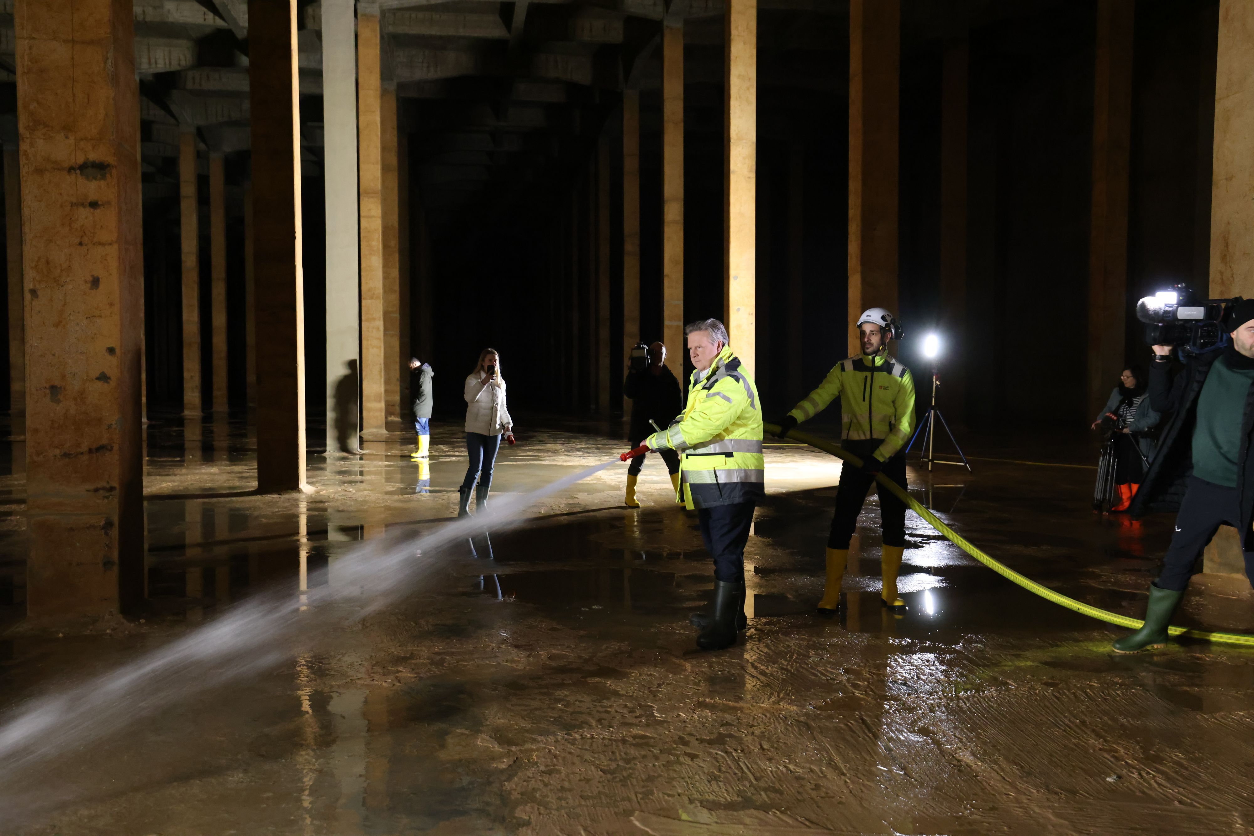 Bürgermeister Michael Ludwig packt mit an: Im riesigen Trinkwasser-Behälter testet er die Wasserdurchflusskraft des Mega-Projekts.