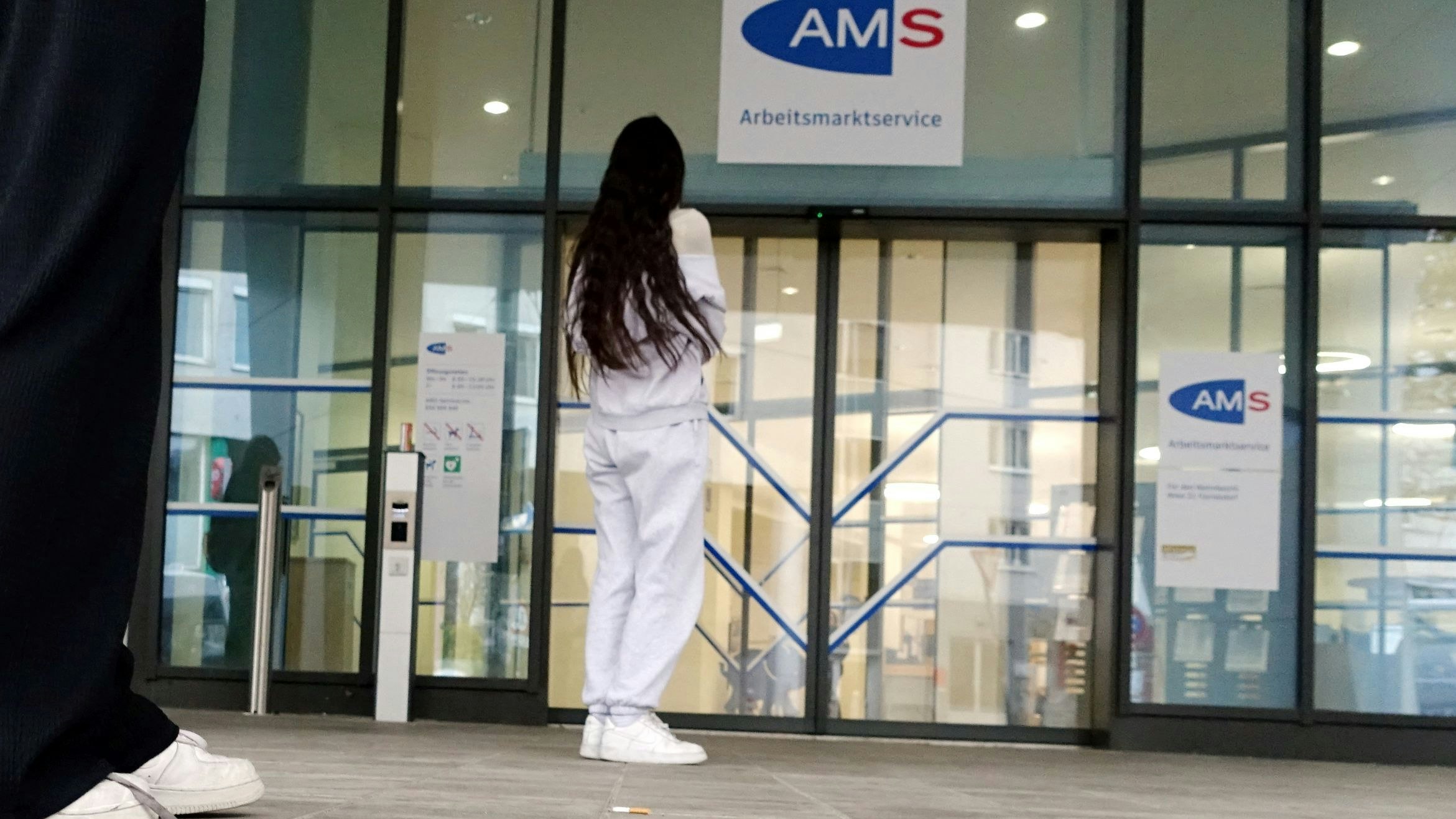 Heute.at - Junge Frau legt bei AMS-Berater brisantes Geständnis ab