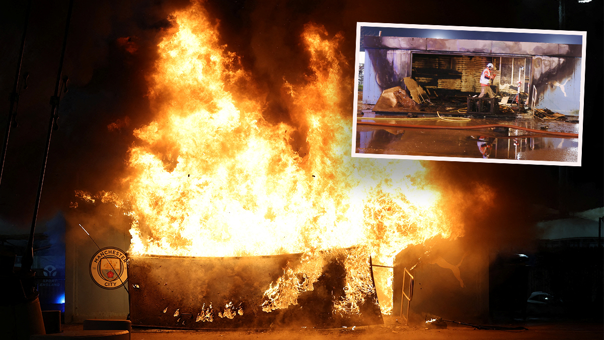 Vor dem City of Manchester Stadium ist ein Trikotstand in Flammen aufgegangen. 