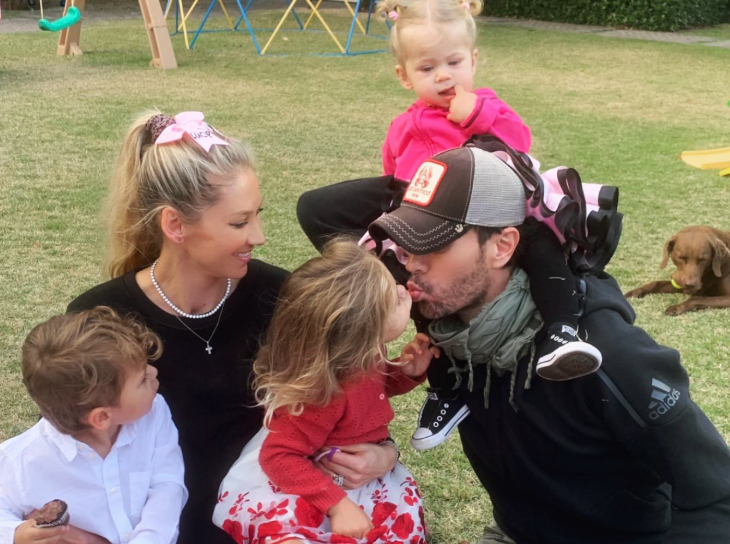 Kournikova mit Kindern und ihrem Mann Iglesias