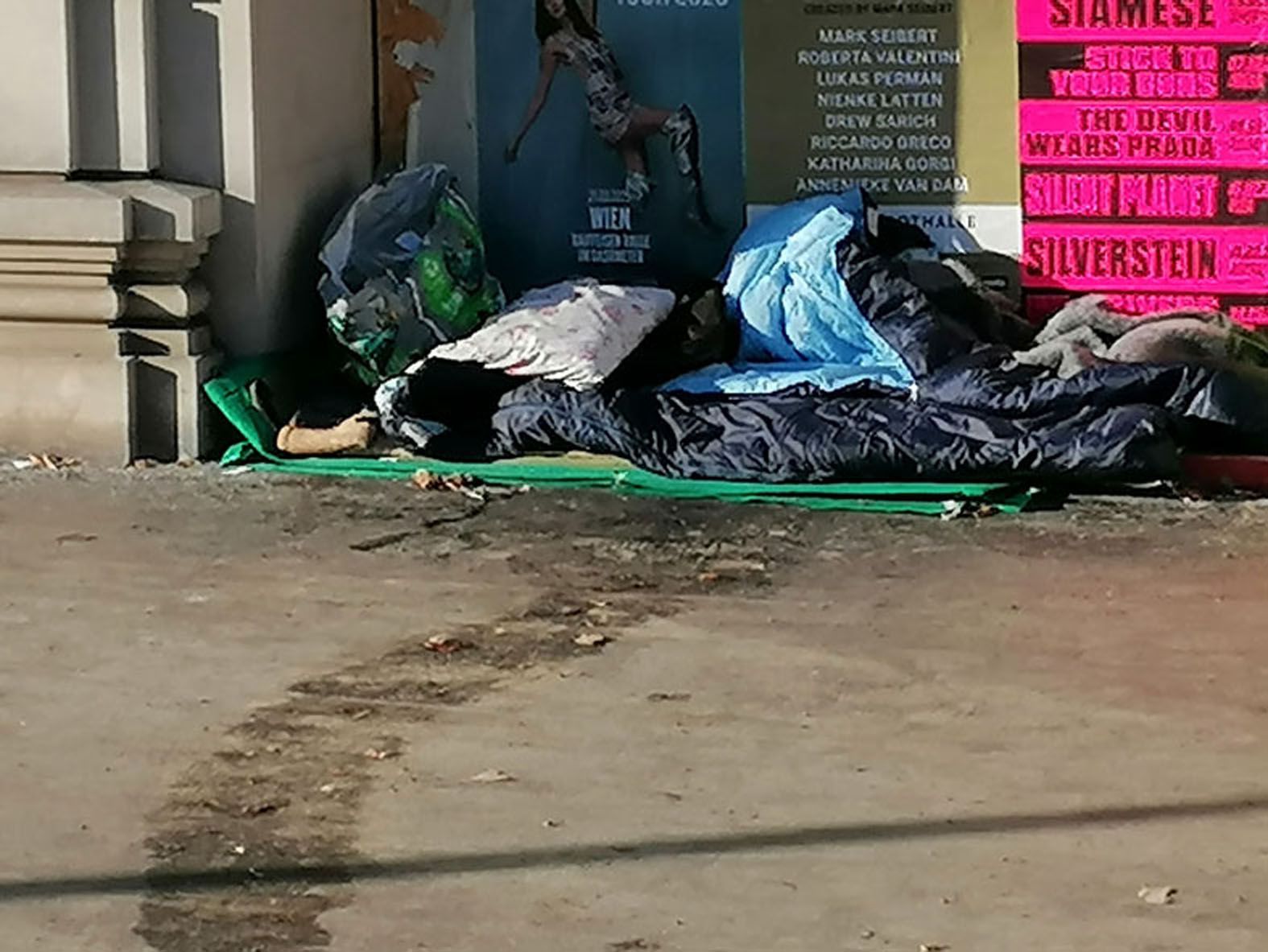 Das Grundstück des Lesers wird von Obdachlosen verschmutzt.