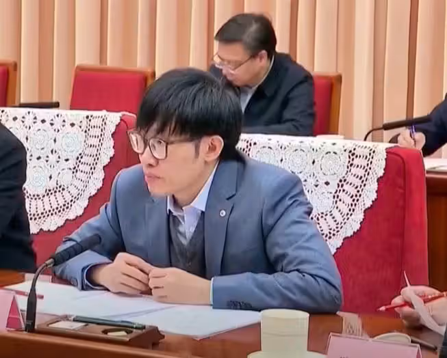 Der chinesische CEO von DeepSeek beeindruckt mit ressourcenschonender künstlicher Intelligenz die Tech-Welt.