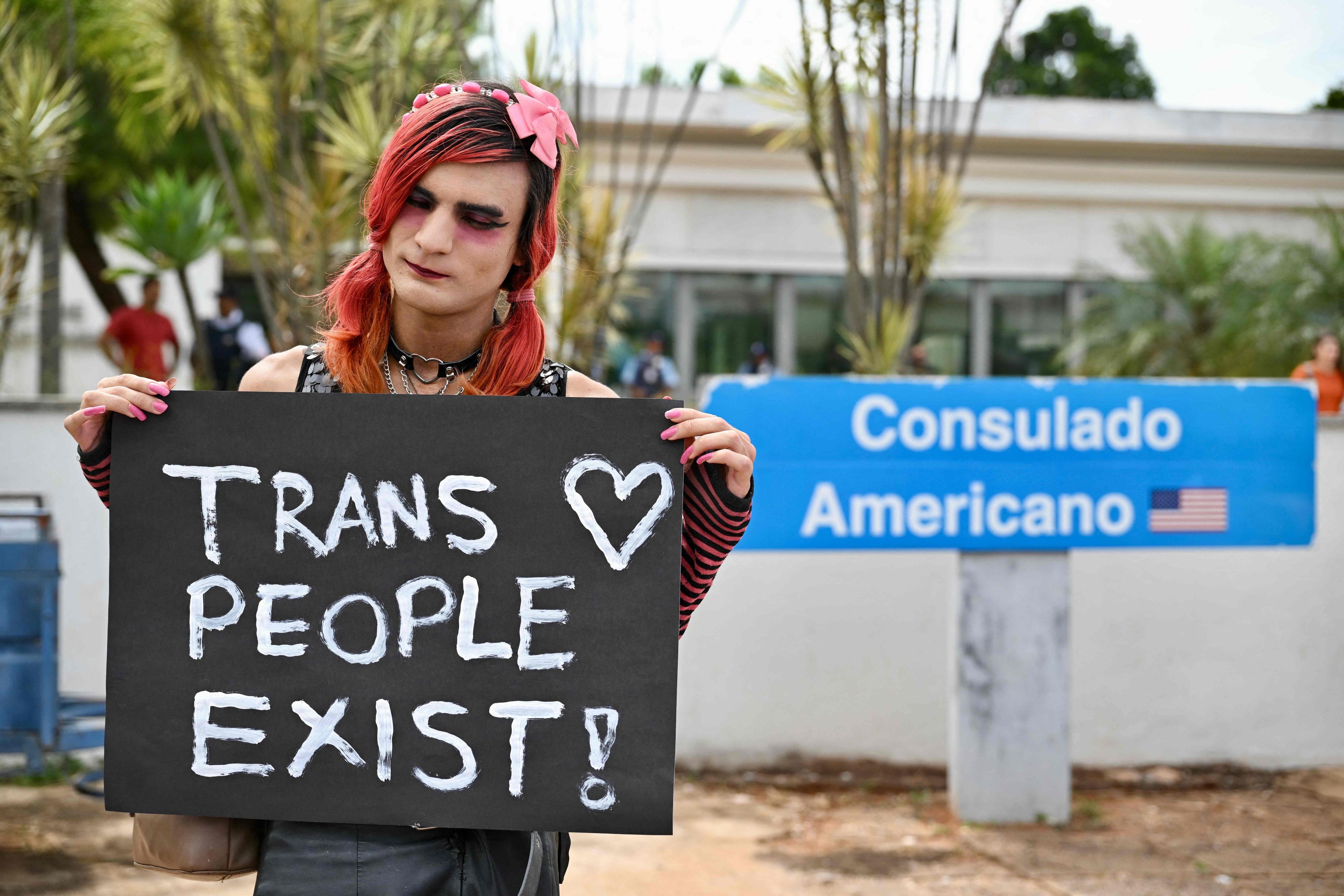 Ein Demonstrant hält vor der US-Botschaft in Brasilien ein Protestplakat hoch, Trump will die Rechte der LGBTQ Community beschneiden