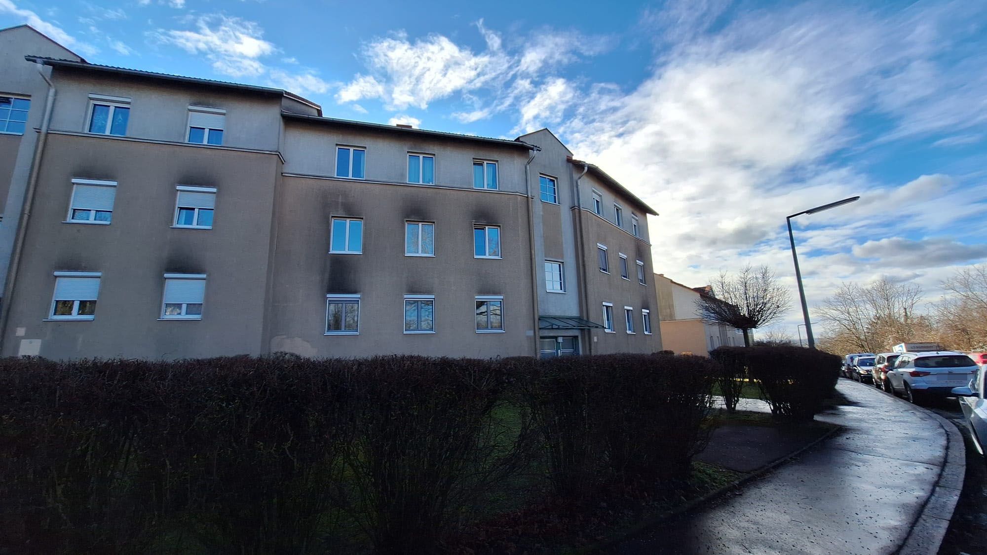 In dieses Wohnhaus konnte sich das Opfer nach dem Angriff retten.