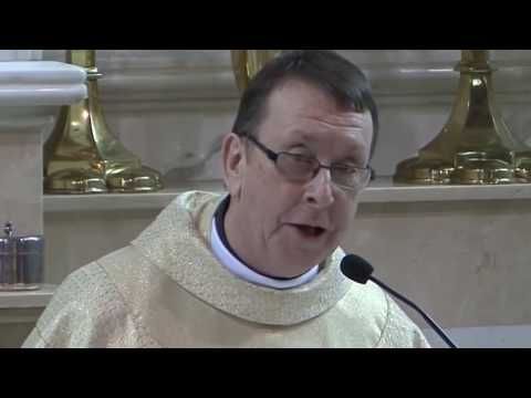 Priester Ray Kelly singt Halleluja für das Brautpaar.