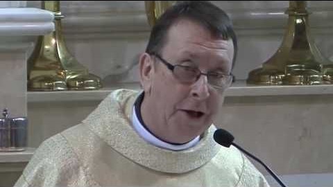 Priester Ray Kelly singt Halleluja für das Brautpaar.