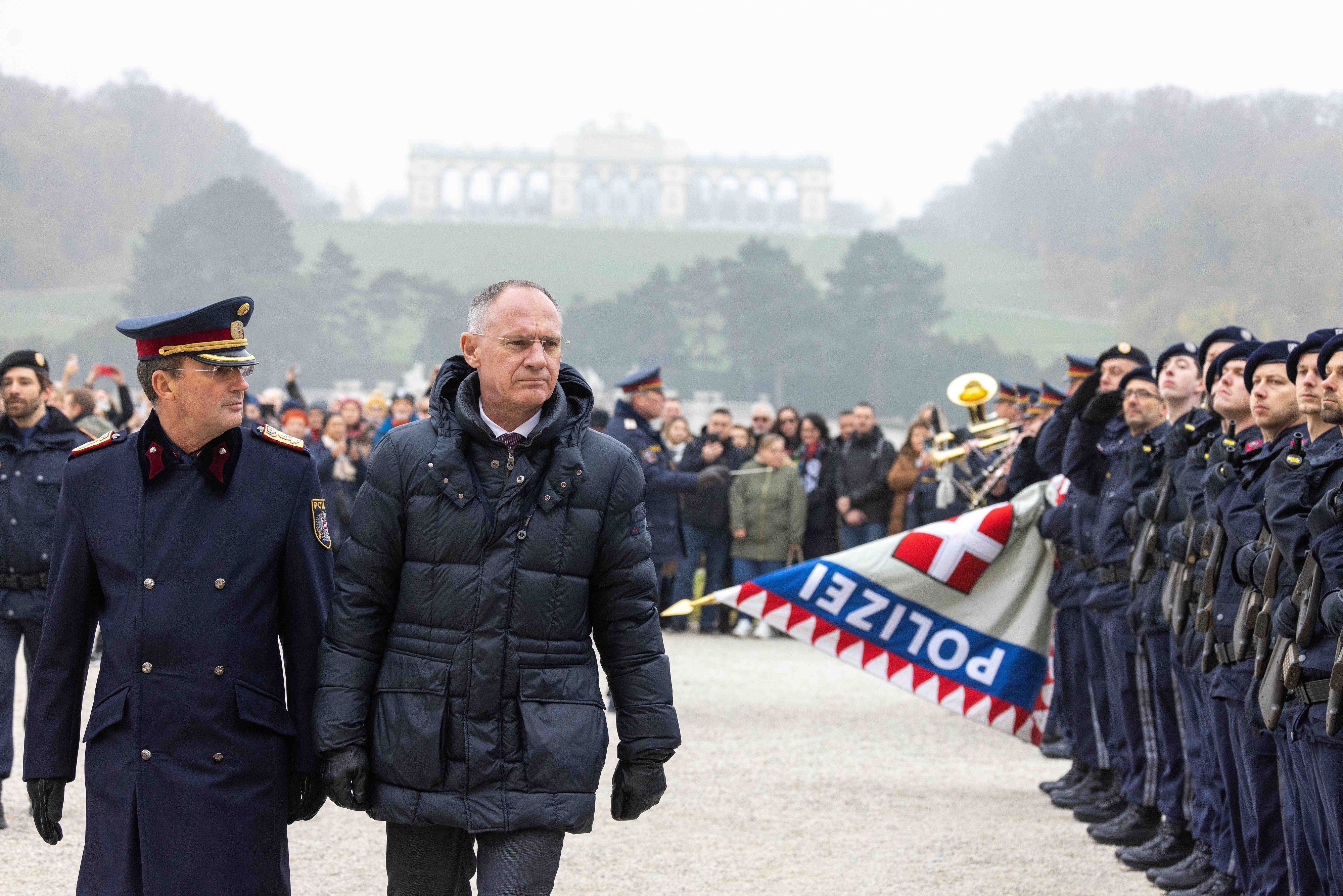Österreich entsenden Polizei nach Bulgarien. Dieses Archivbild zeigt Innenminister Gerhard Karner bei der Angelobung und Ausmusterung von Polizisten in Wien.