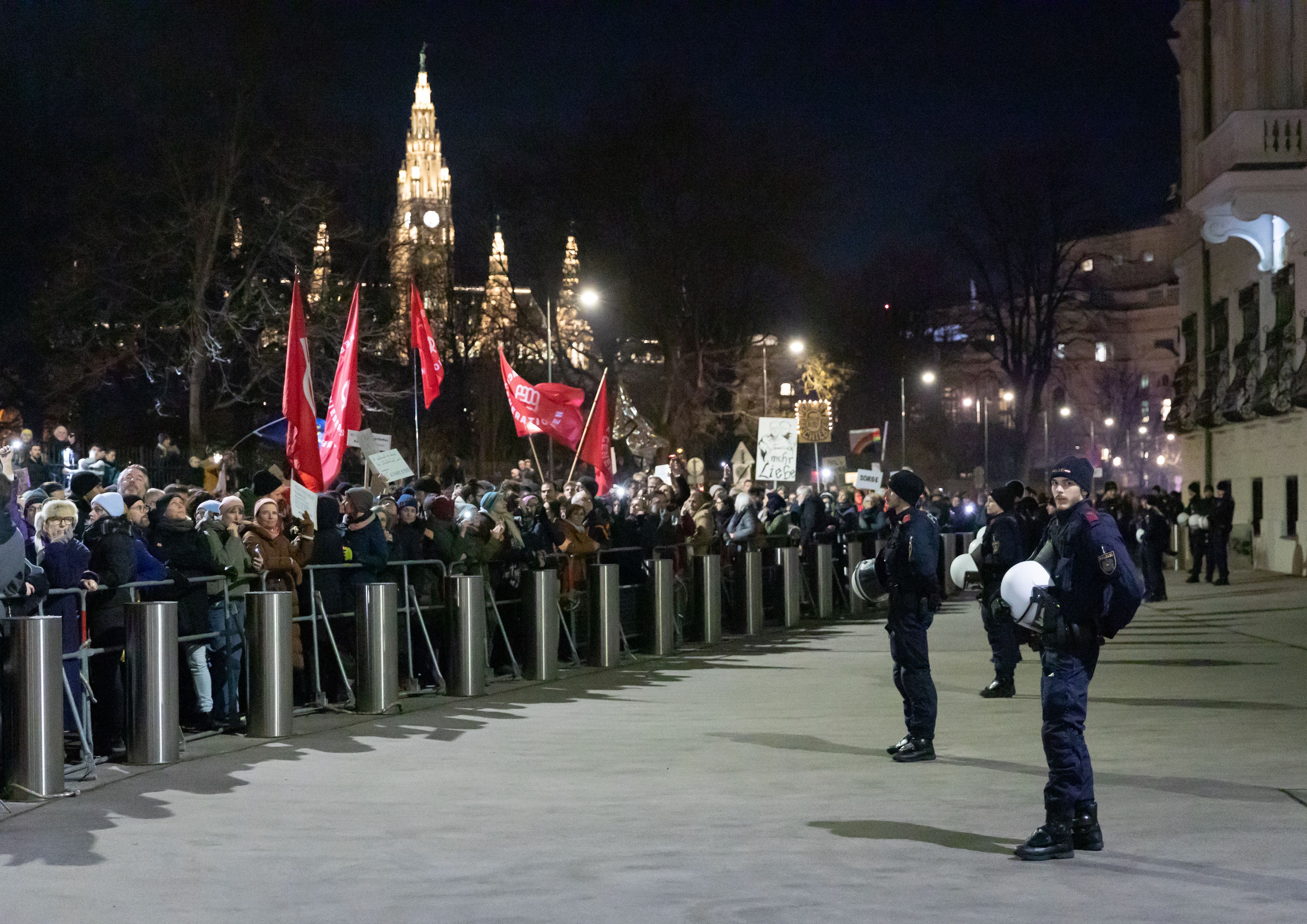 Am Dienstag wird die Wiener Innenstadt wieder zur Demo-Zone. Am 25. Jahrestag von Schwarz-Blau I kommt es zu einer Großdemo gegen eine mögliche FPÖ-ÖVP-Regierung.