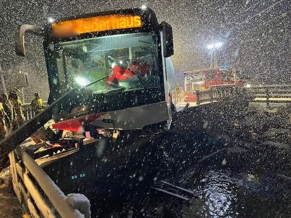 Der Bus drohte nach dem Crash abzustürzen. 