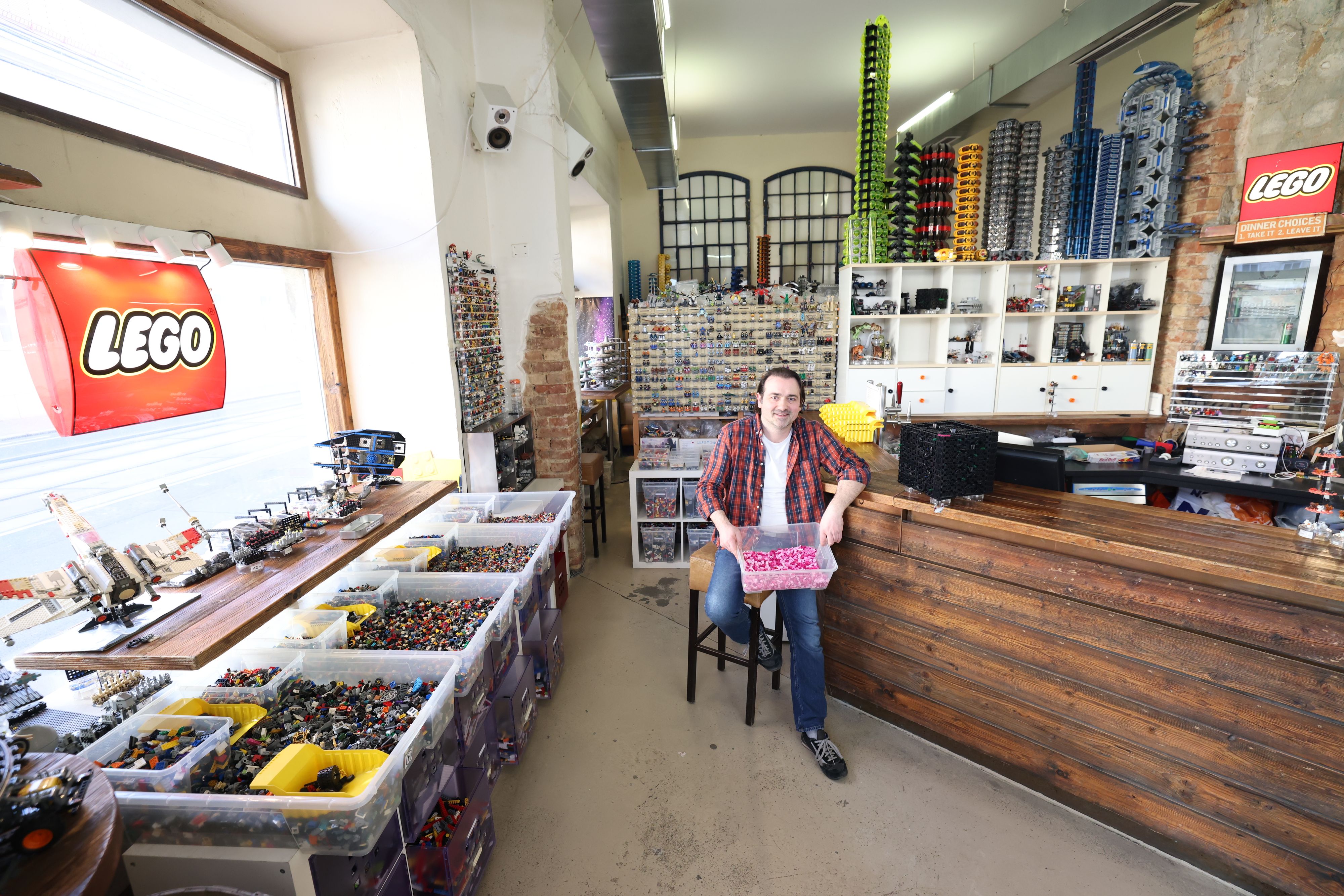 Manfred Schmelzer verkauft tausende Lego-Steine.