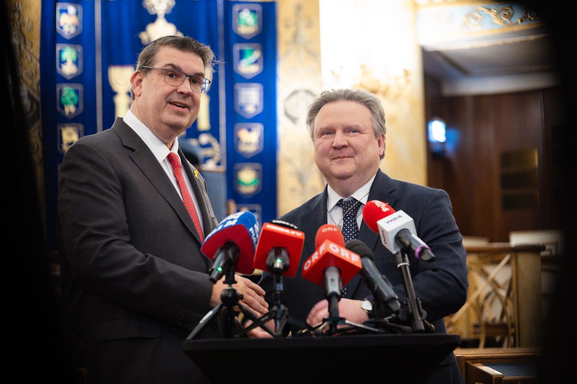 Michael Ludwig (SP) dankte Oskar Deutsch (li.), dem Präsidenten der Israelitischen Kultusgemeinde, für die gute Zusammenarbeit