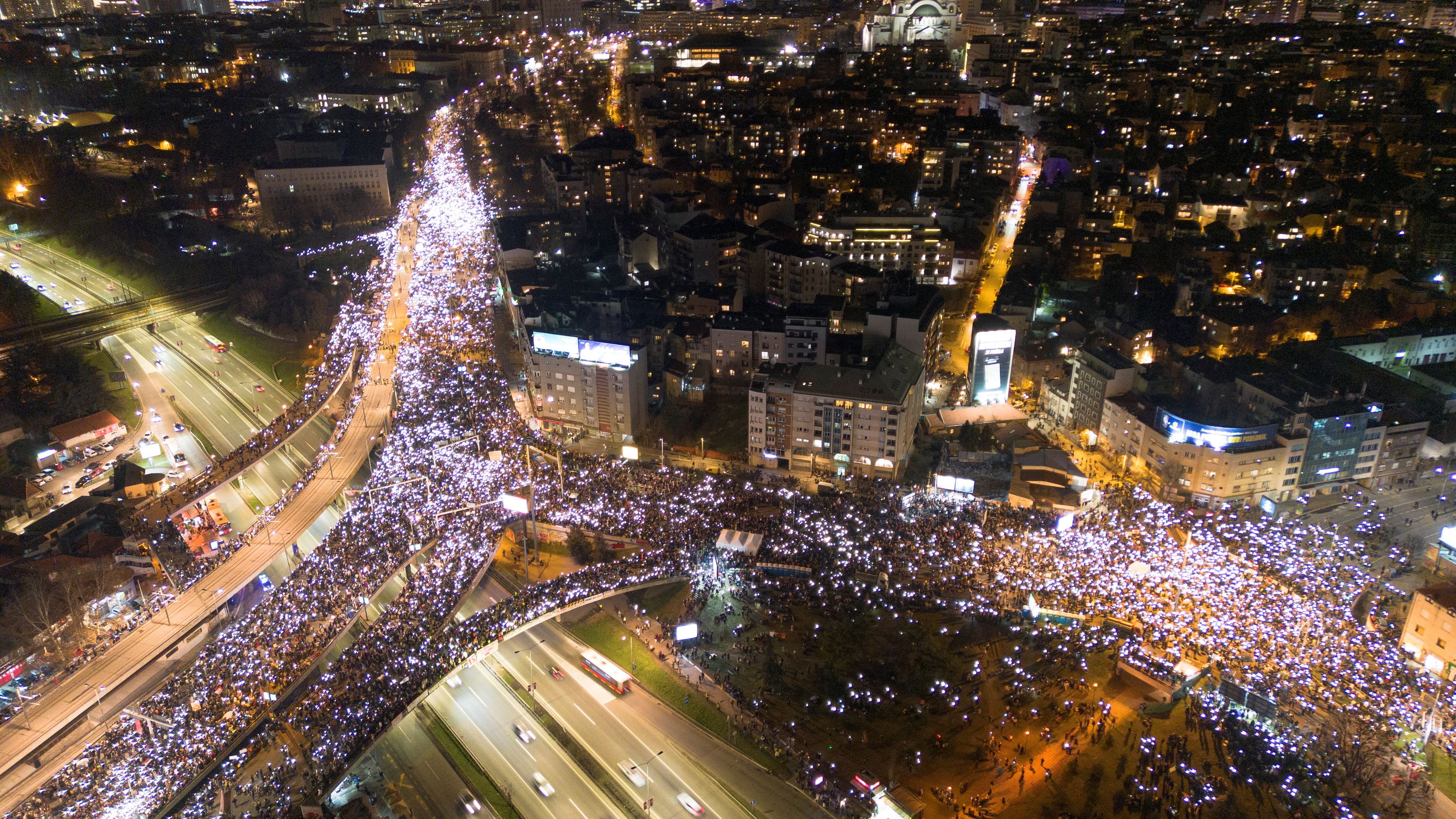 Tausende Menschen sind auf den Straßen unterwegs, um gegen Präsident Vučić zu demonstrieren.