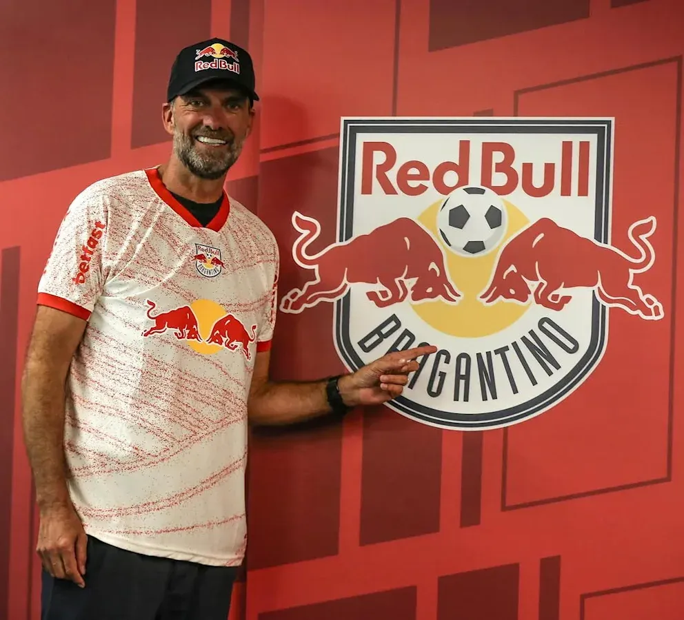 Jürgen Klopp zeigt sich erstmals im Red Bull Trikot.