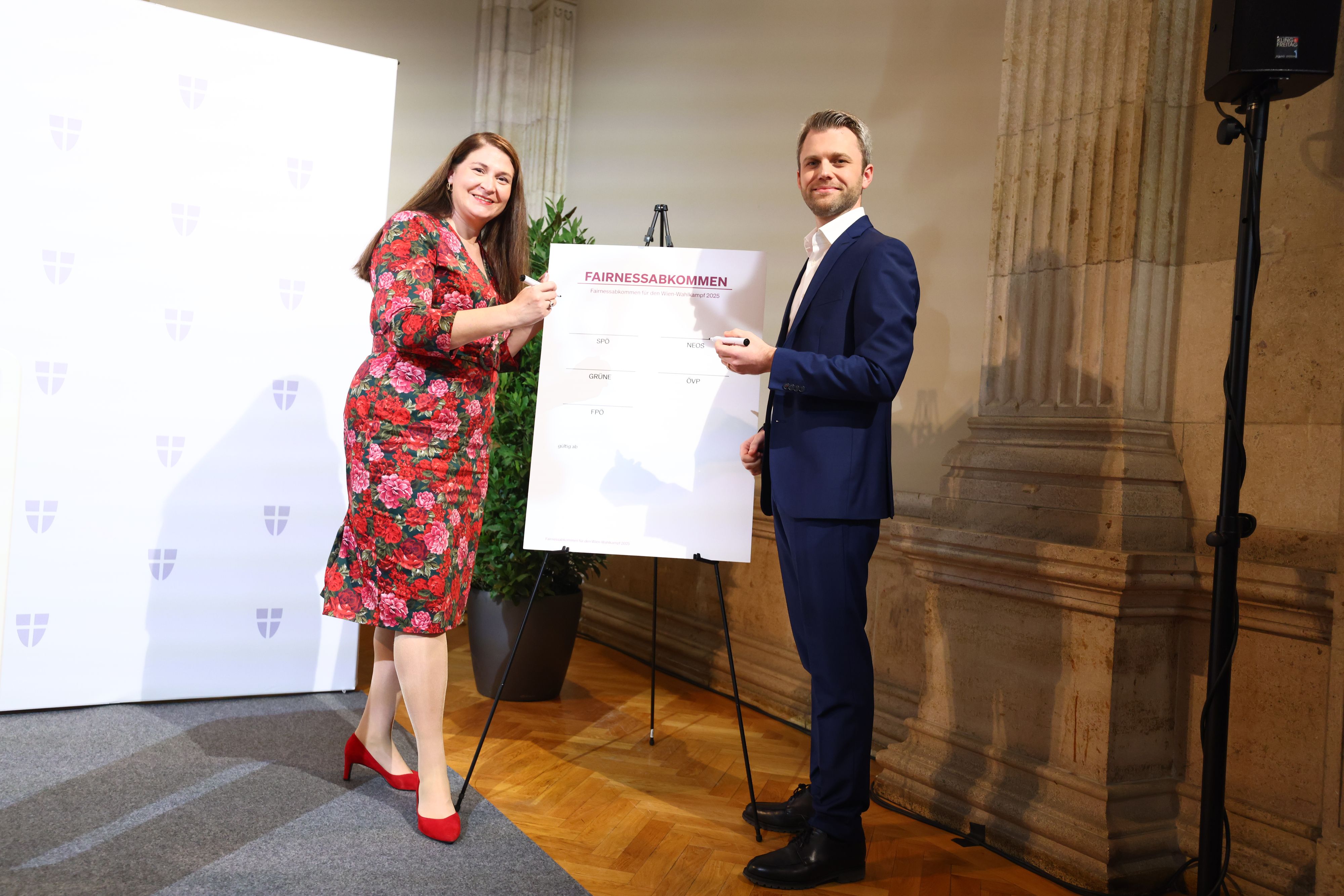 Landesparteisekretärin Barbara Novak (SPÖ) und Neos-Landesgeschäftsführer Philipp Kern unterzeichneten das Fairnessabkommen für die Wiener Landtags-, Gemeinderats- und Bezirksvertretungswahlen am 27. April.