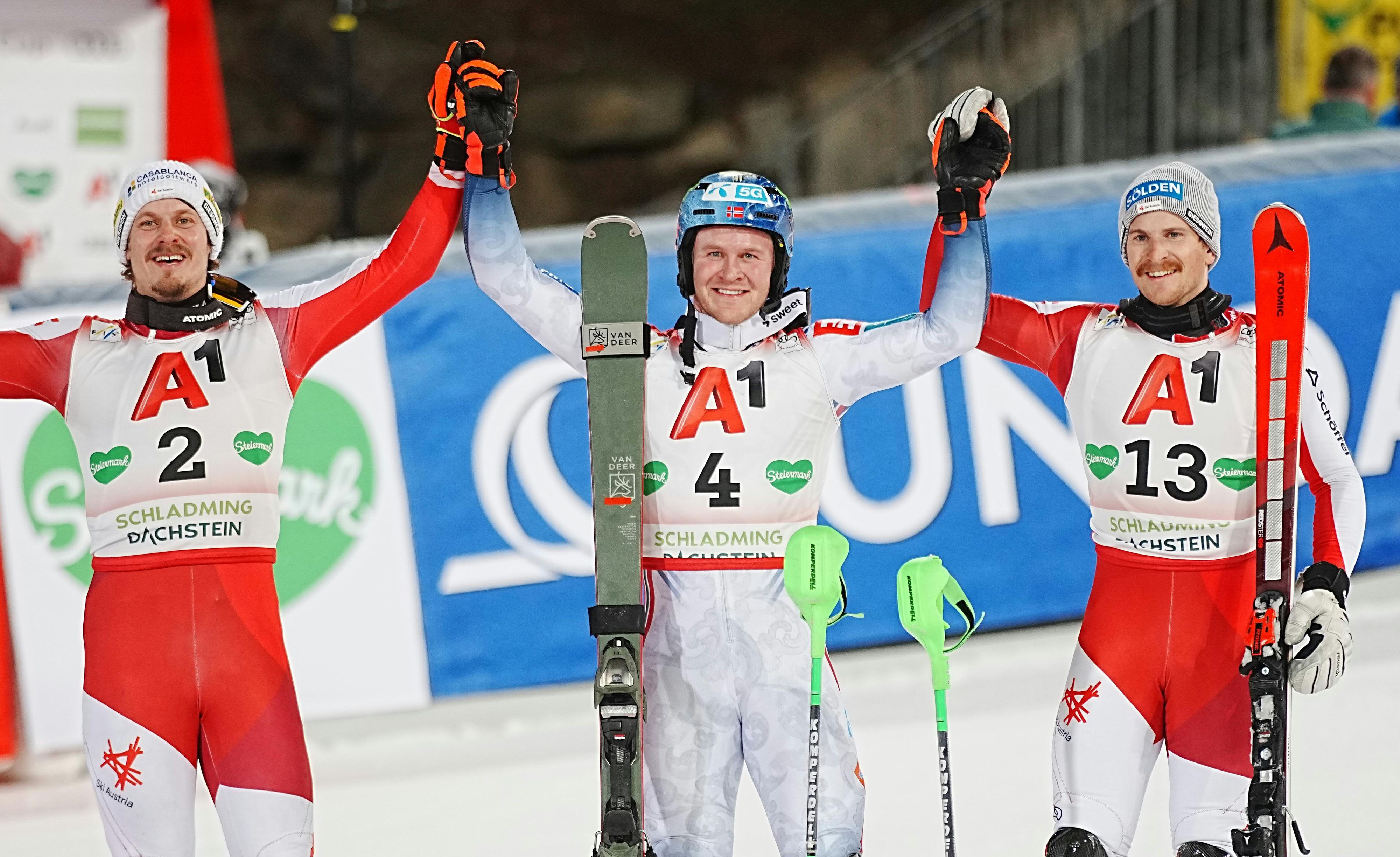 Manuel Feller als Zweiter und Fabio Gstrein als Dritter landeten auf dem Slalom-Podes.t 