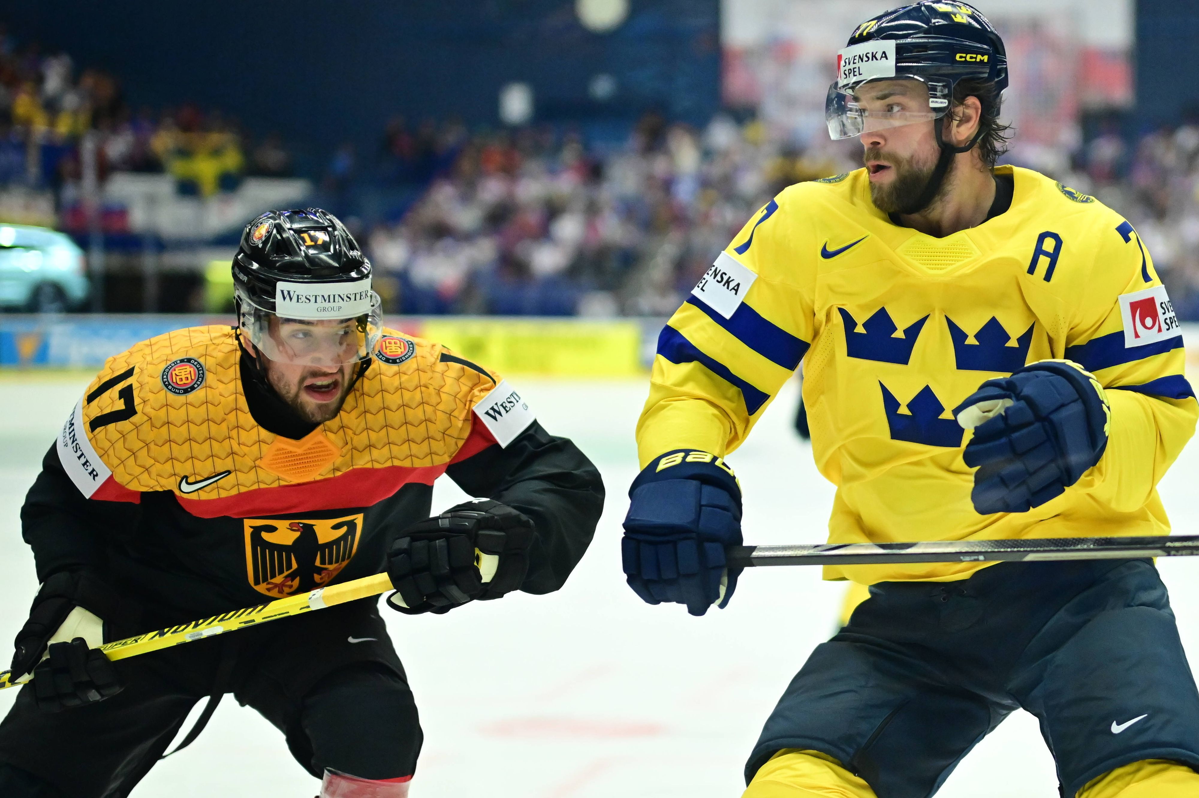 Deutschland-Teamspieler Tobias Eder 2024 bei der Eishockey-WM im Zweikampf mit Schwedens Tampa-Bay-Superstar Victor Hedman.