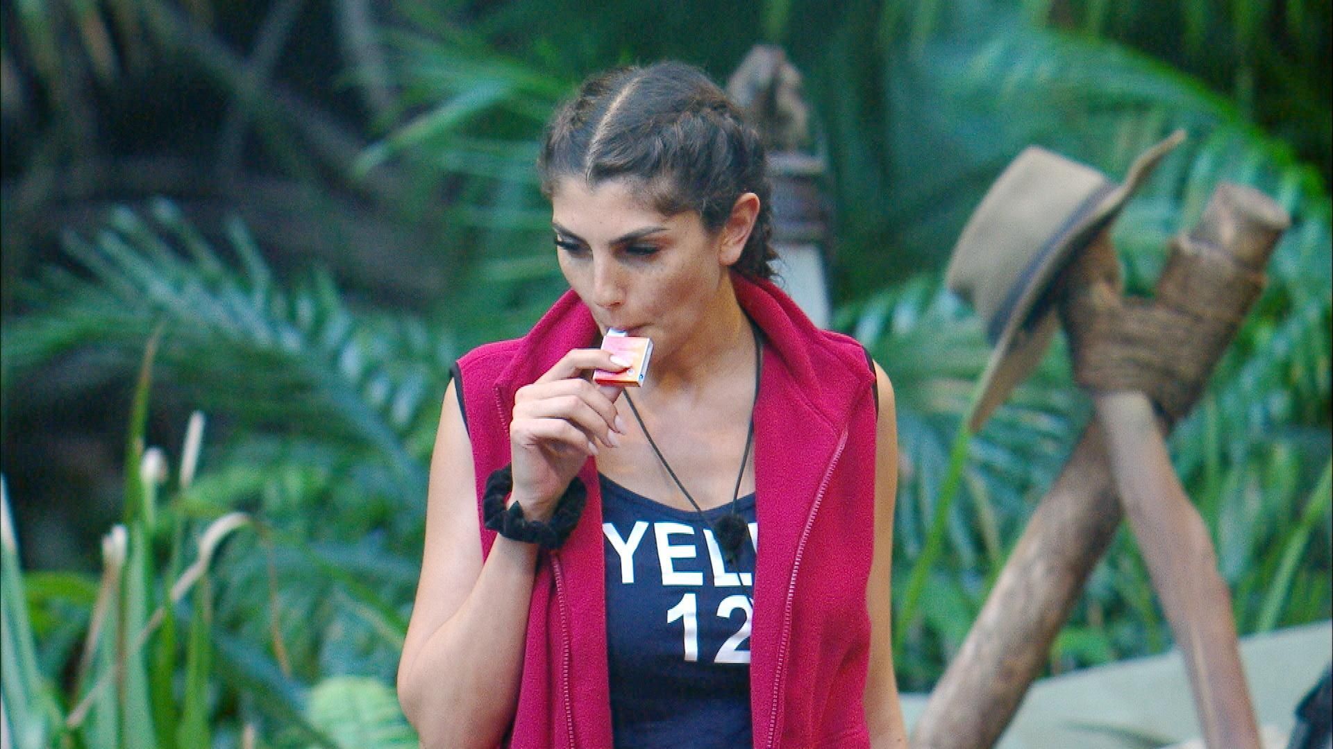 Yeliz Koc offenbart plötzlich, dass sie eine Vape in den Dschungel geschmuggelt hat.