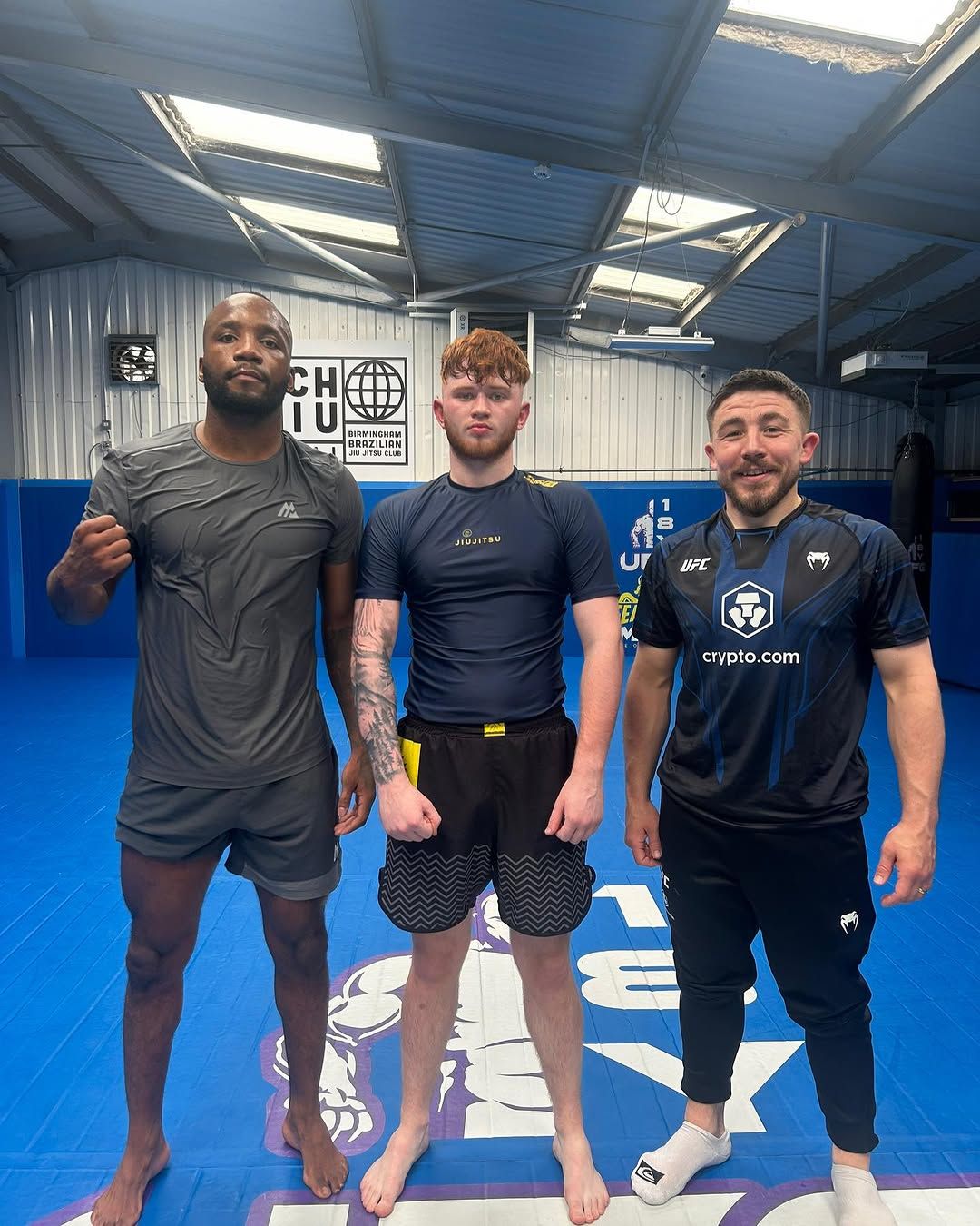 Taylor Swift (Mitte) ist ein britischer aufstrebender Mixed-Martial-Arts-Kämpfer.