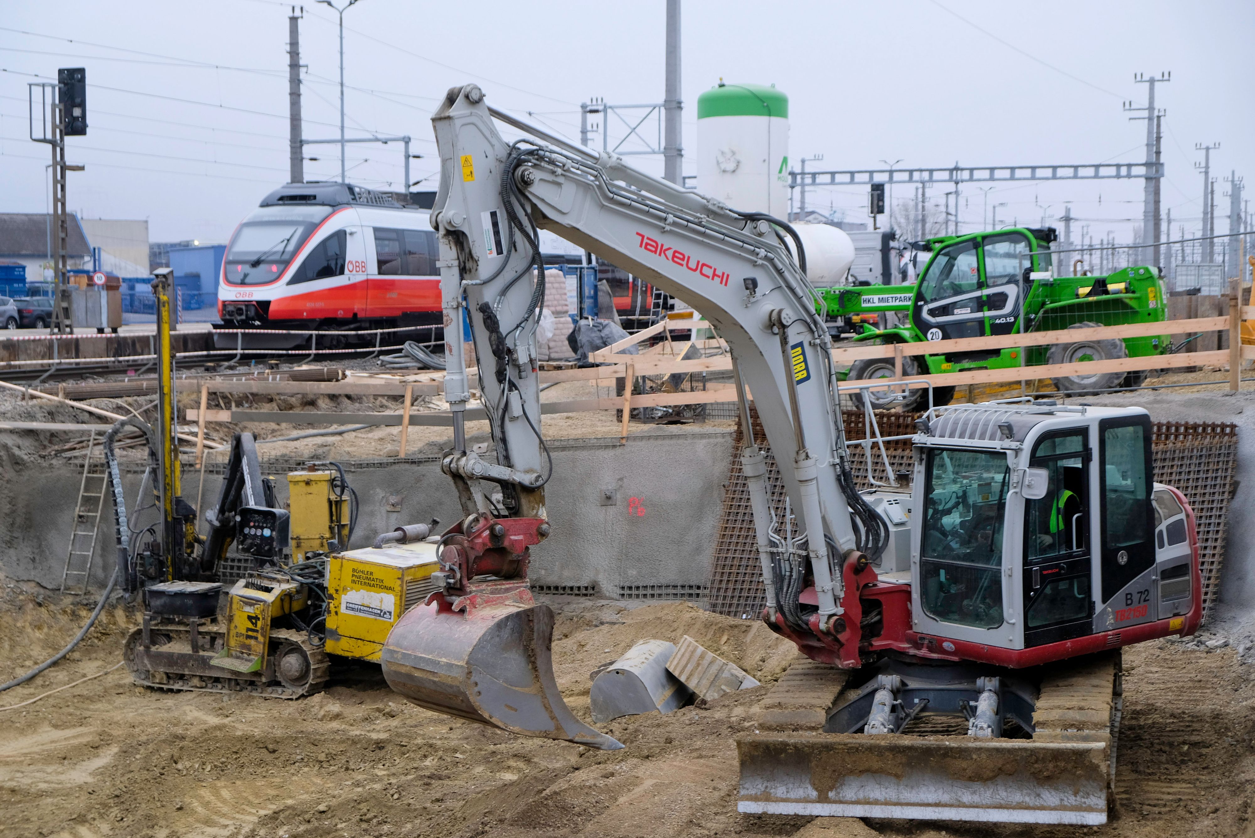 Der Bahnhof Himberg wird umgebaut. Busse starten bis Ende November 2026 vom Hauptplatz Himberg