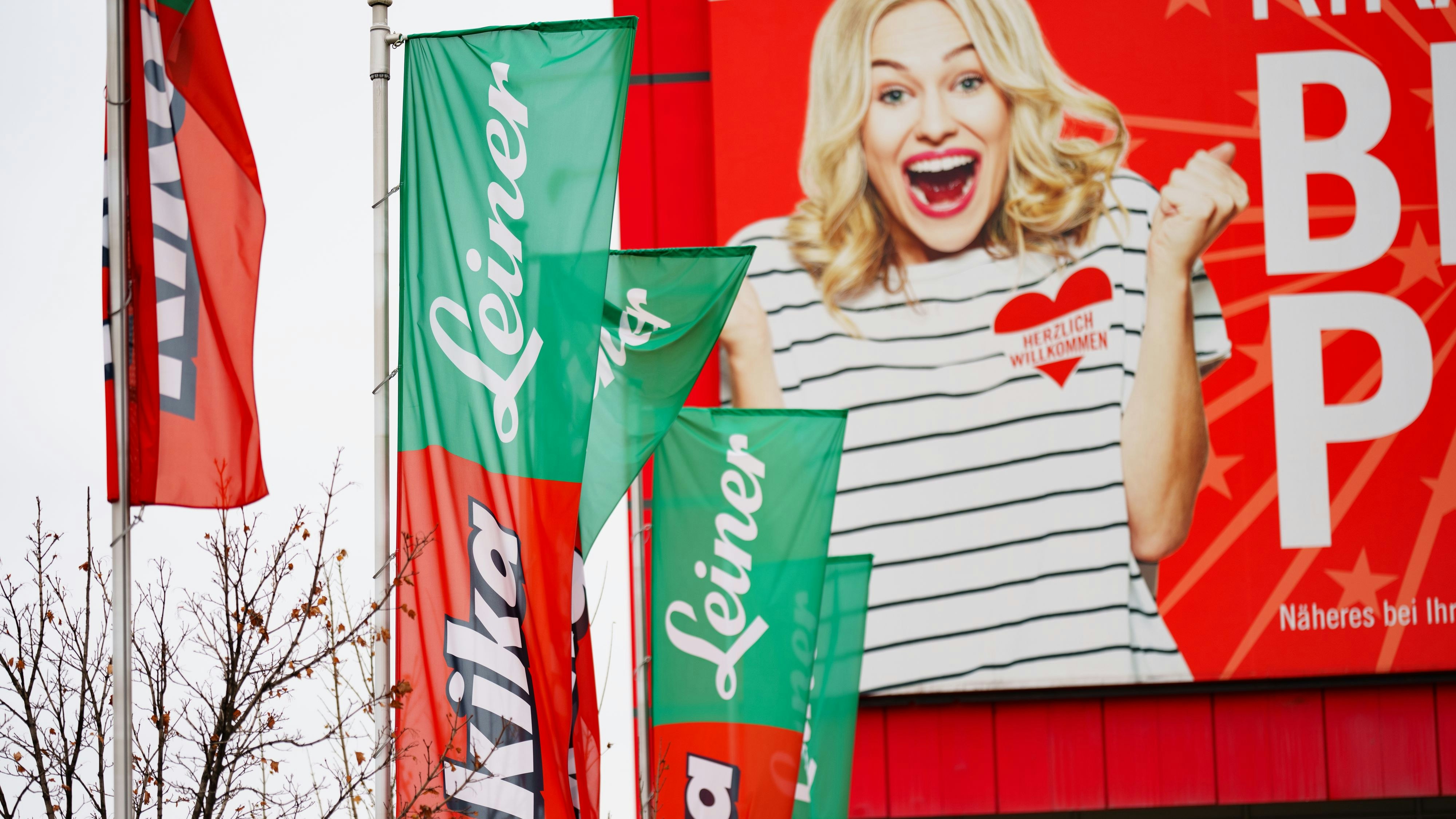 Download von www.picturedesk.com am 29.01.2025 (08:37).  ABD0010_20241204 - WIEN - ÖSTERREICH: ++ ARCHIVBILD/THEMENBILD ++ ZU APA0125 VOM 4.12.2024 - Die Möbelkette Kika/Leiner hat ihren Mitte November eingebrachten Sanierungsplan zurückgezogen und Konkurs angemeldet. Nun werde der vorhandene Warenbestand abverkauft. Fahnen vor einer Kika/Leiner-Filiale aufgenommen am Mittwoch, 13. November 2024, in Wien. (ARCHIVBILD VOM 13.11.2024) - FOTO: APA/EVA MANHART - 20241113_PD21513 - Rechteinfo: Rights Managed (RM)