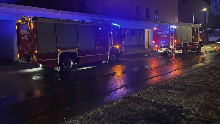 Die Feuerwehr vor dem Mehrparteienhaus, in dem das Feuer ausgebrochen war.