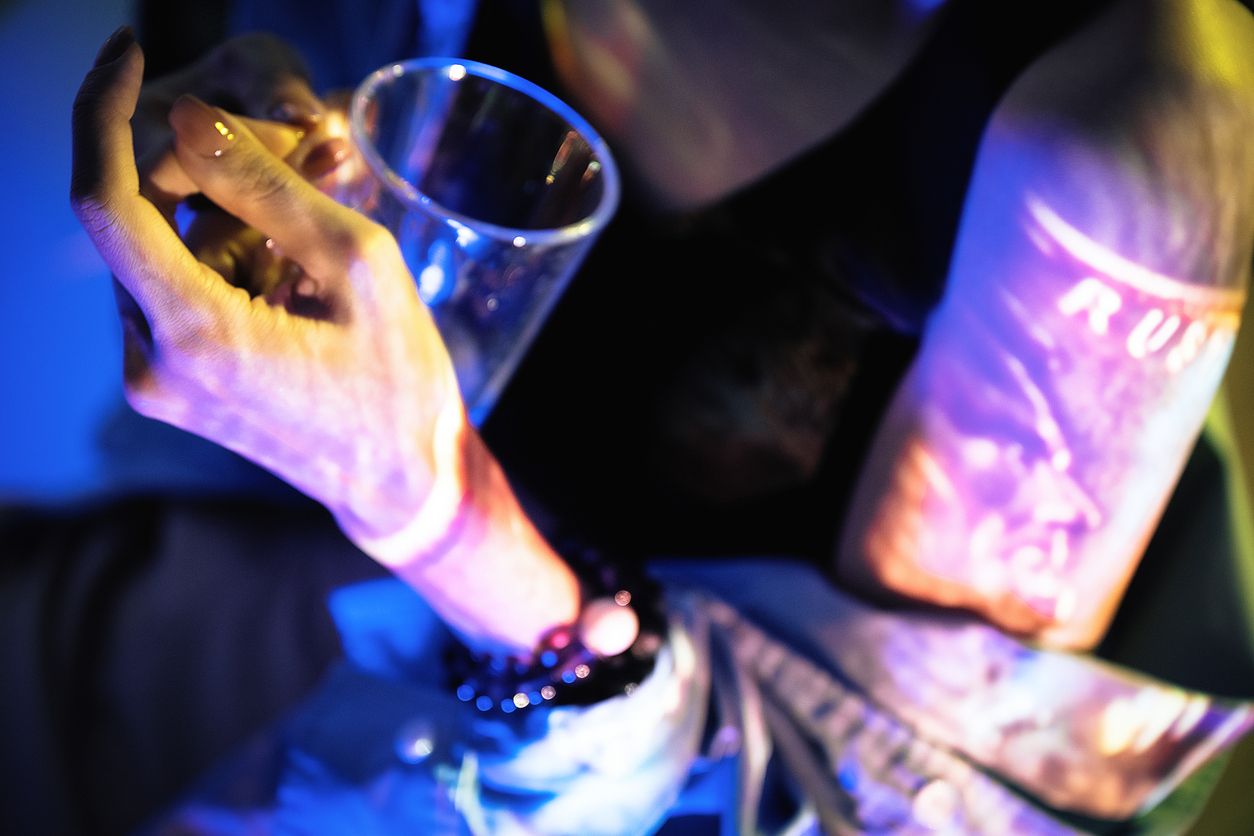 Das Getränk der Frau könnte mit K.O.-Tropfen präpariert worden sein. (Symbolbild)