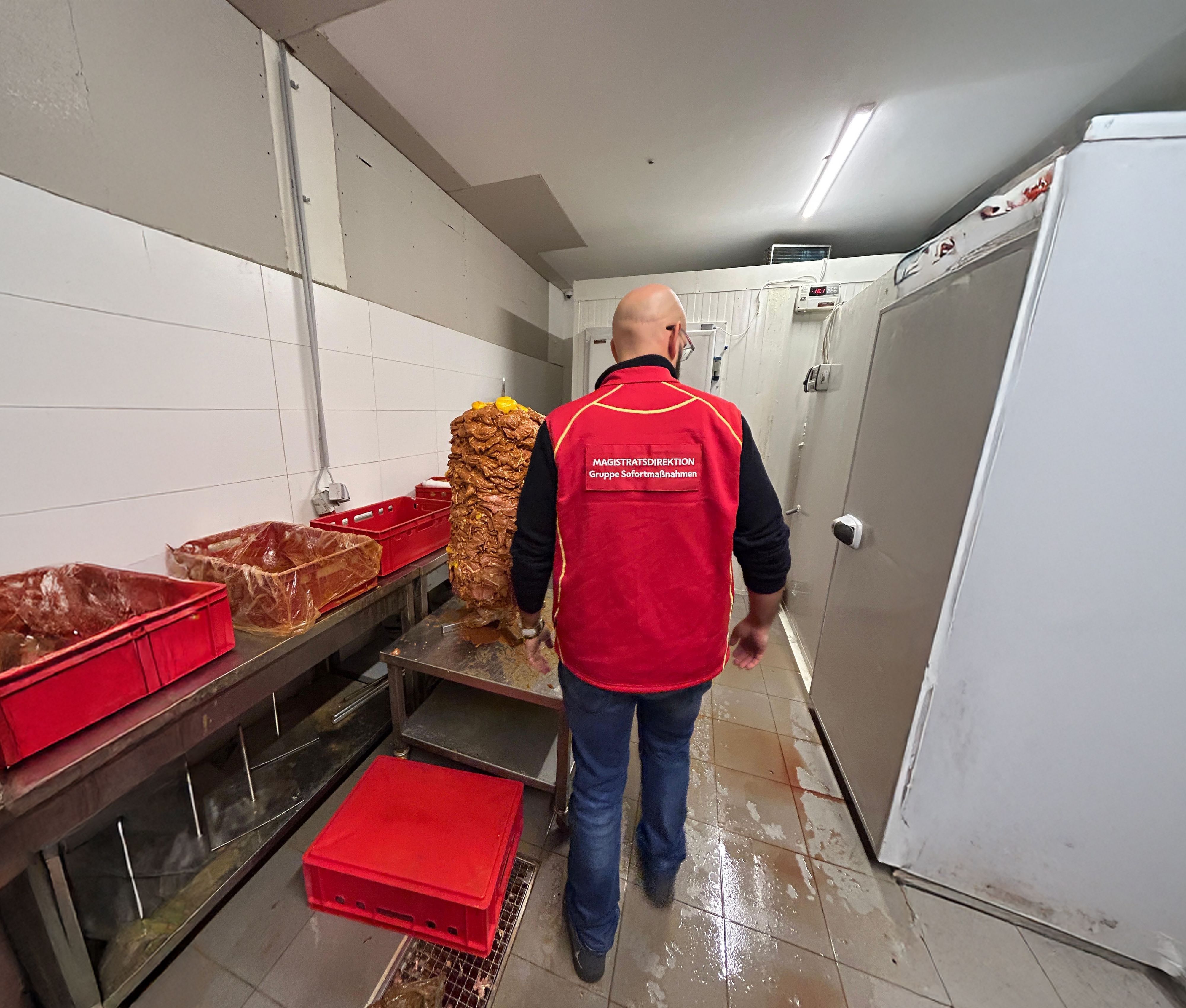 Beamter kontrolliert eine illegale Döner-Produktion in Favoriten. Mehrere Kebab-Lokale sollen beliefert worden sein.