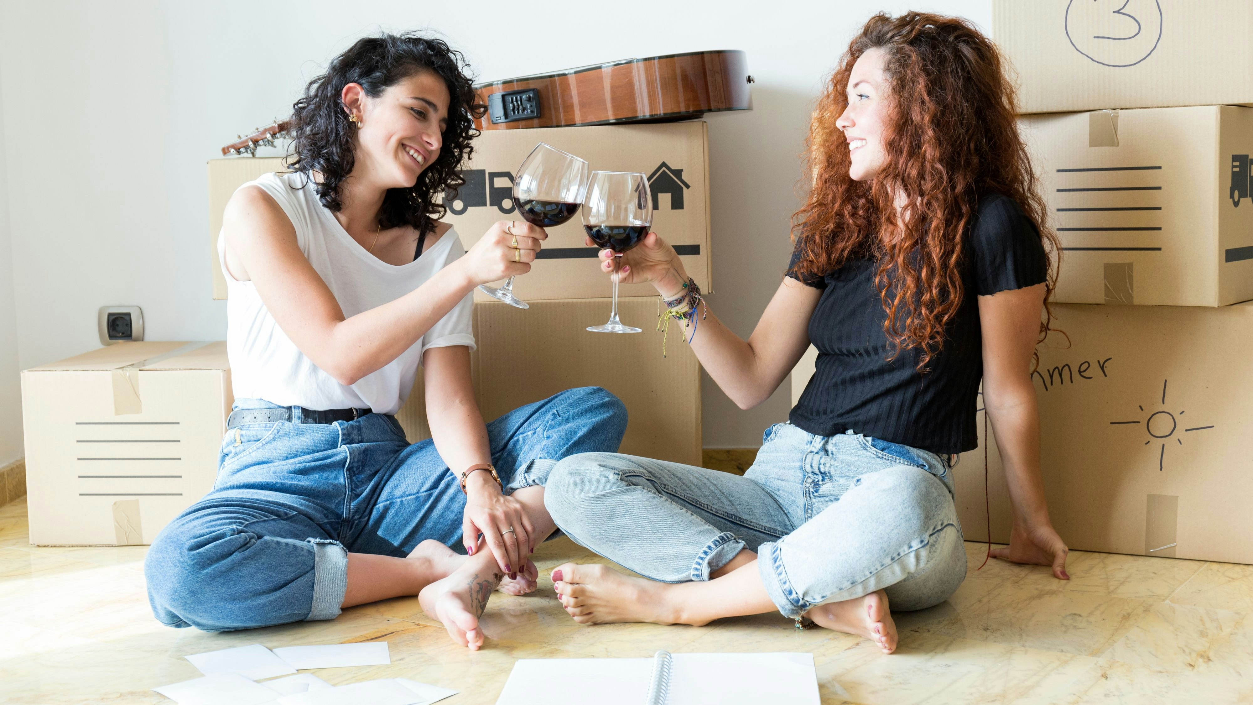 Download von www.picturedesk.com am 29.01.2025 (16:44).  Two friends moving into new home clinking red wine glasses - 20190716_PD13305 - Rechteinfo: Royalty Free (RF) Model Released