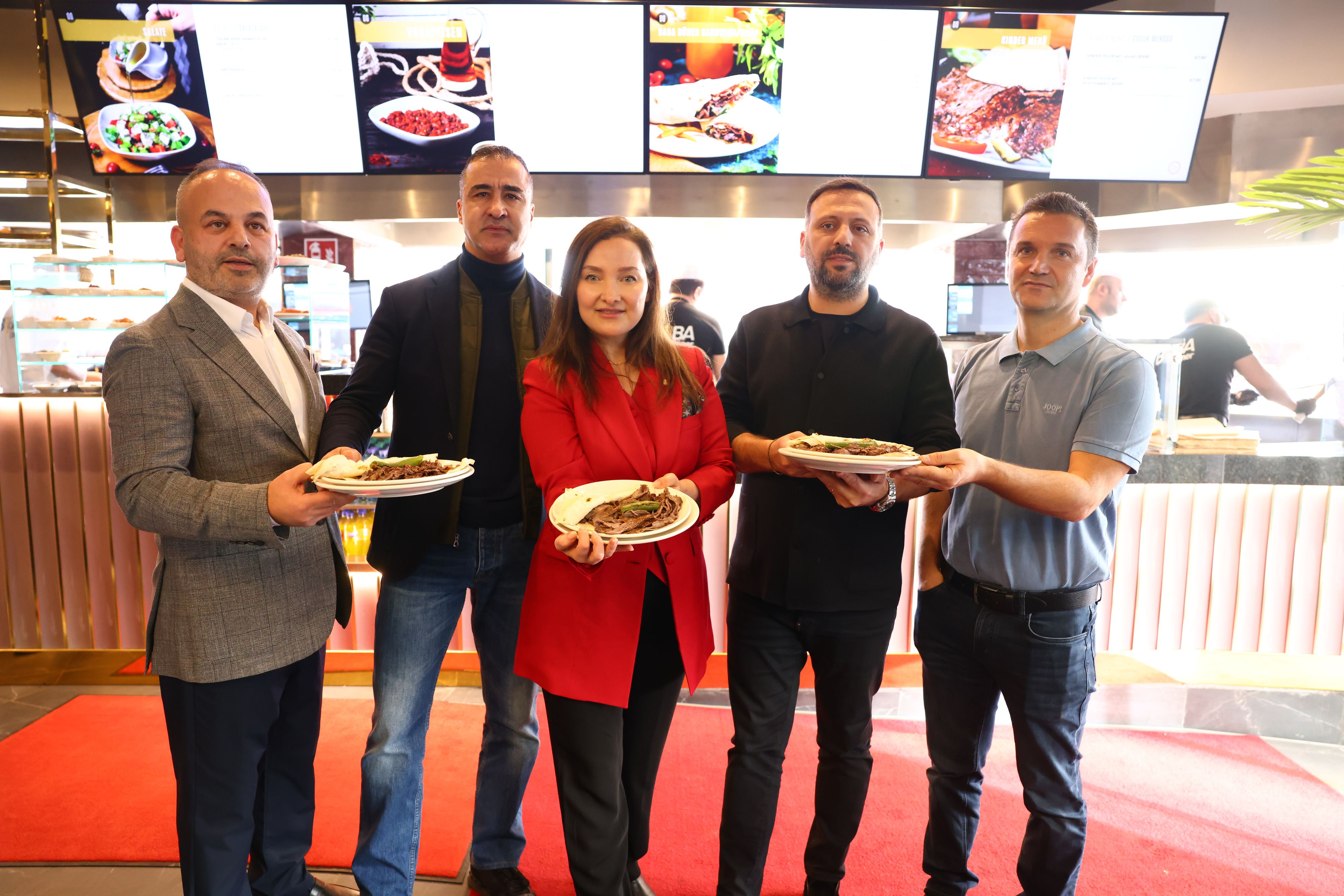 Döner-Gipfel mit Mehmet Tütüncü (Baba Döner), Volkan Akin (Damak), SP-Gemeinderätin Aslihan Bozatemur, Ekrem Tütüncü (Kent) und Ferhat Yildirim (Ferhat).