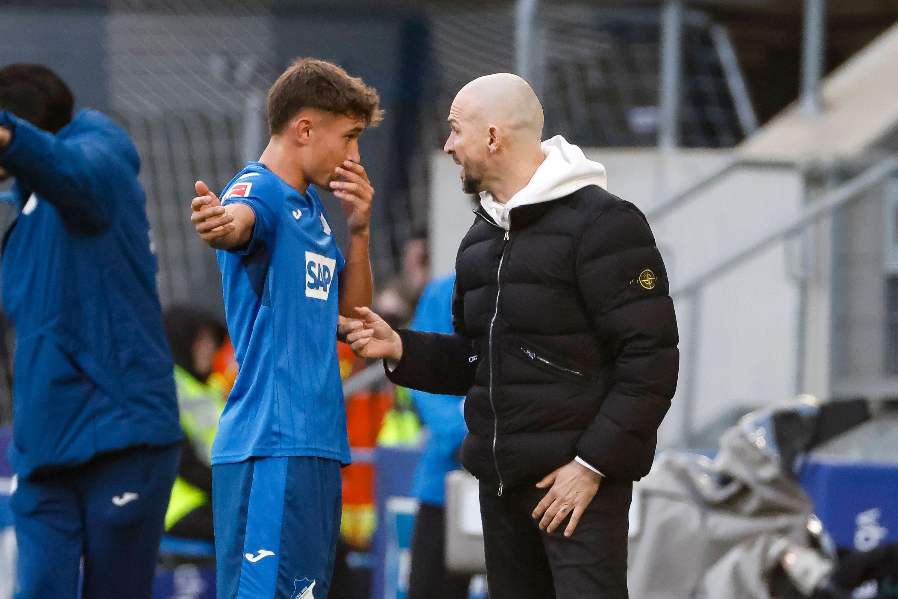 Hoffenheim-Trainer Christian Ilzer im Gespräch mit Youngster Tom Bischof.