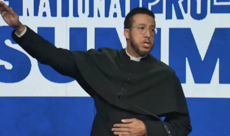 Der Priester Calvin Robinson machte die Musk-Geste nach.