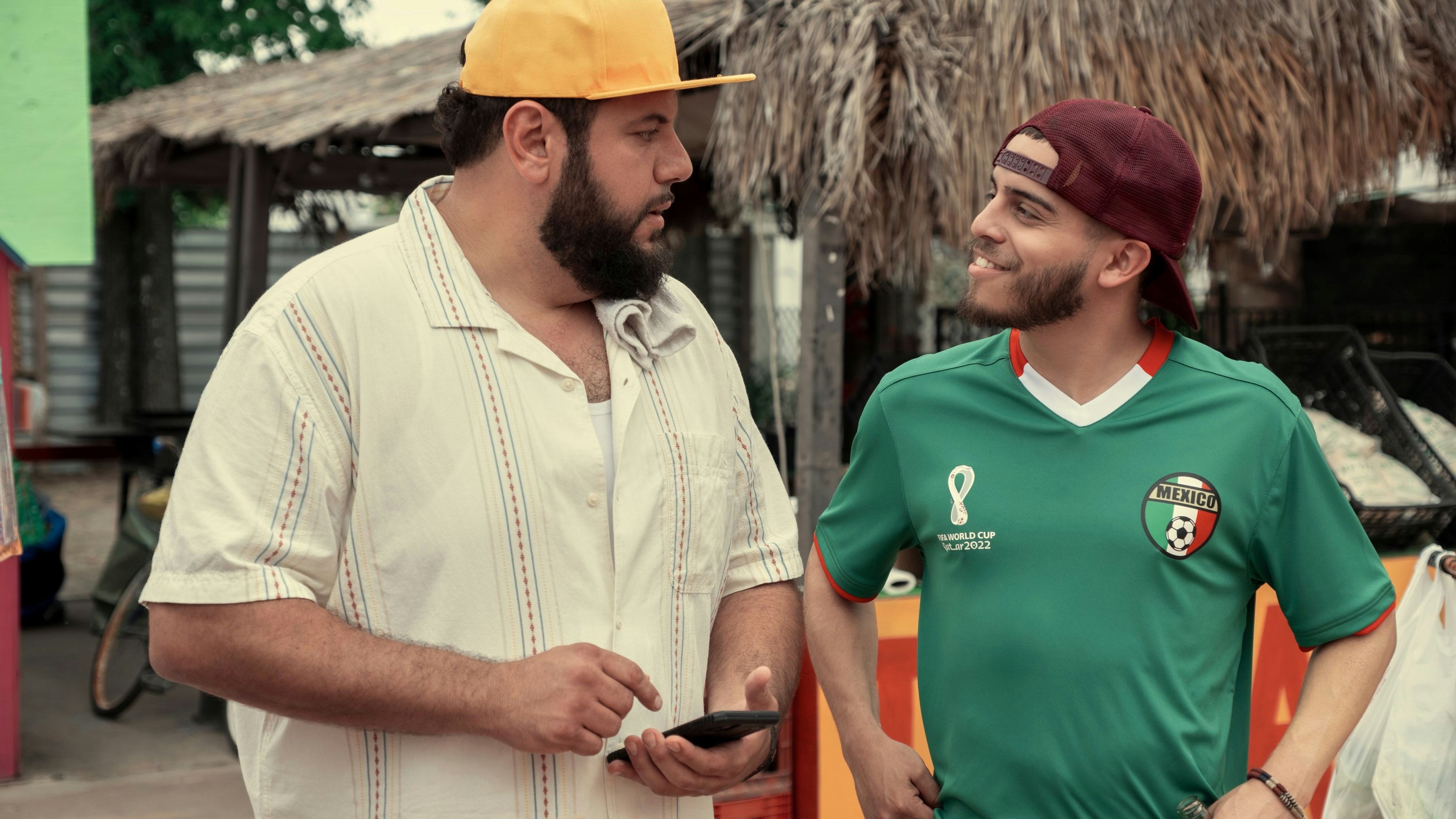 In Mexiko gestrandet: Mo Amer (l.) mit Ralph Barbosa als Fernando in Staffel 1 von "Mo"