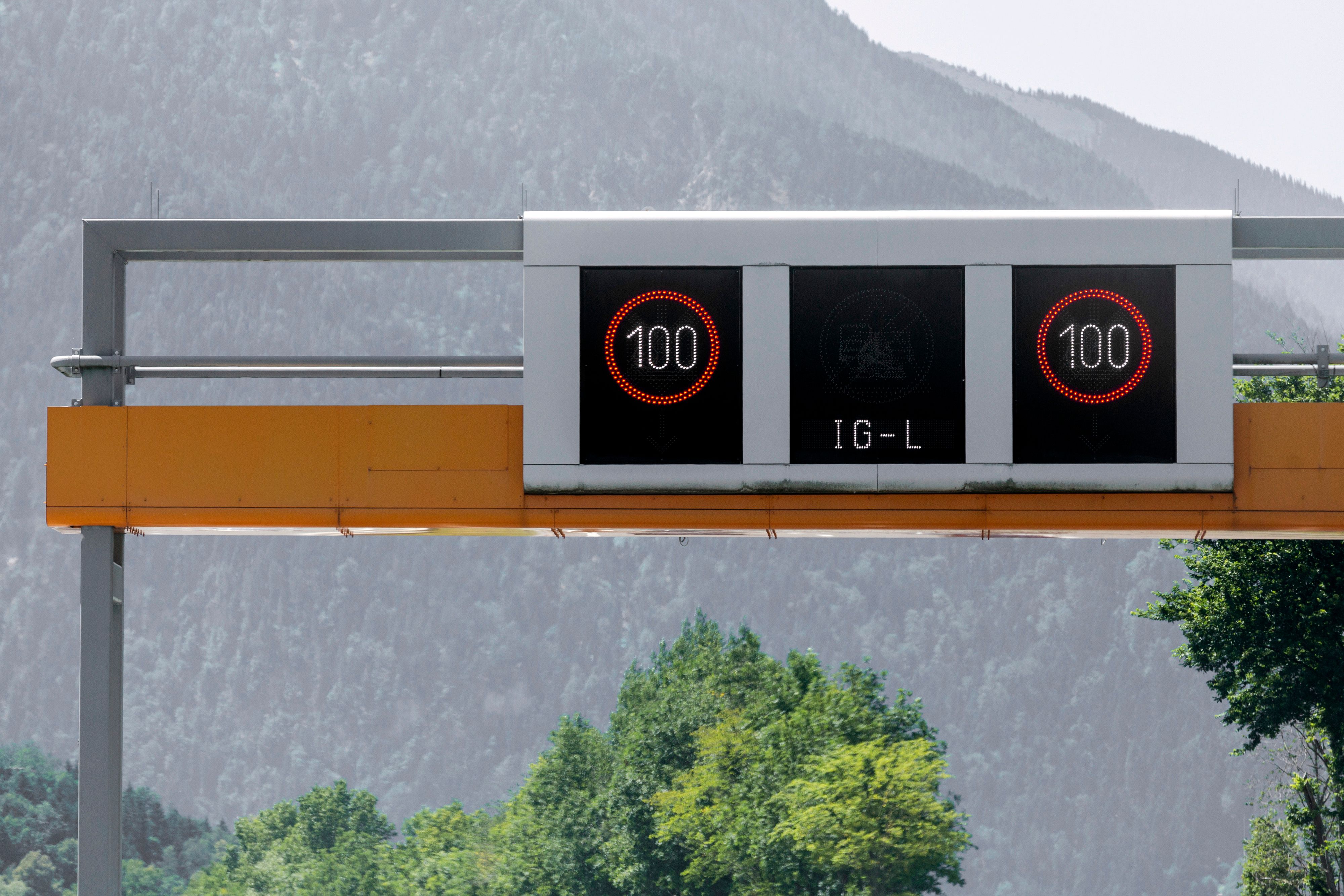 Der Lenker bretterte mit beinahe 200 Sachen über die A12. Symbolbild. 