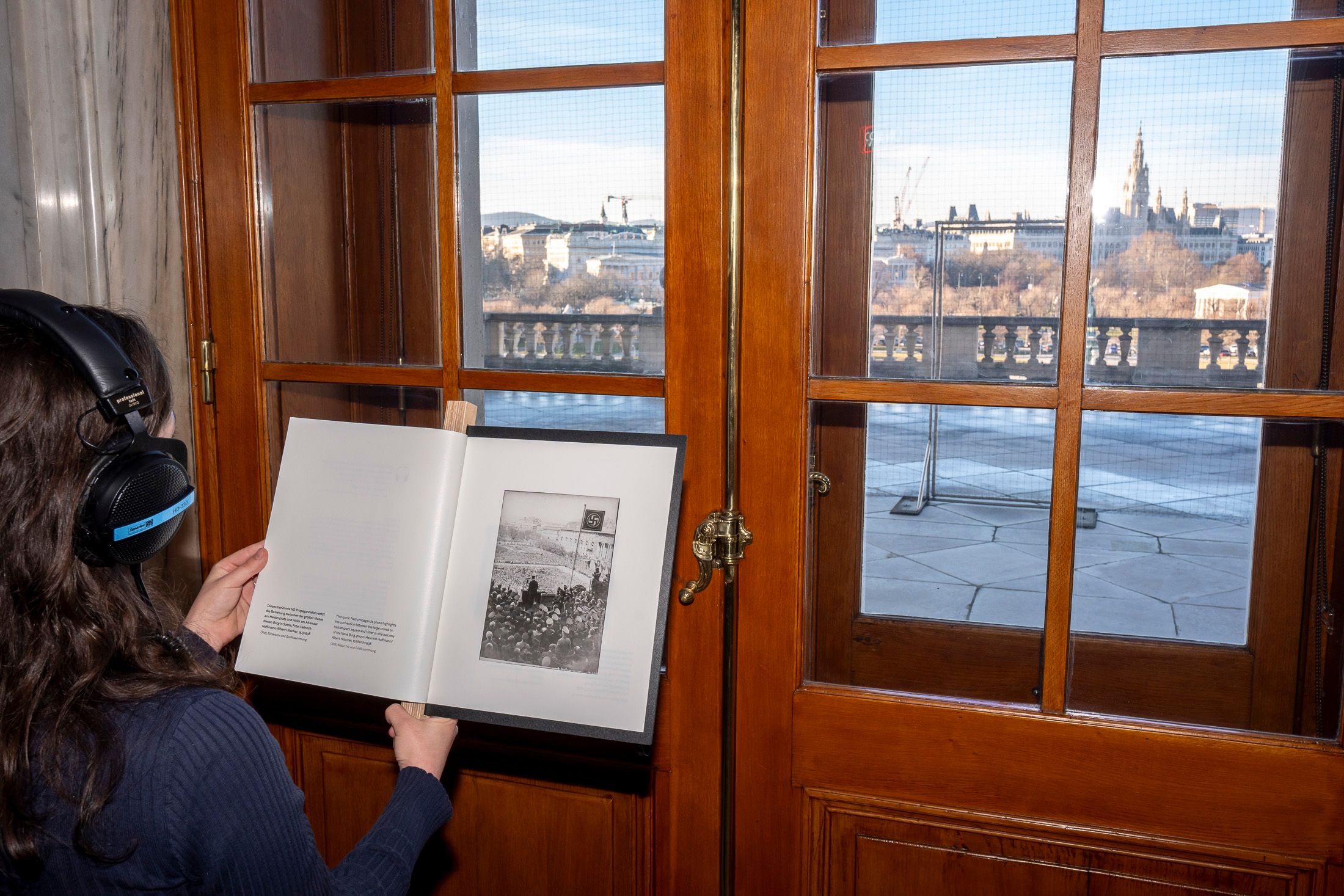 Blick von der Ausstellung auf den (gesperrten) "Hitler-Balkon"