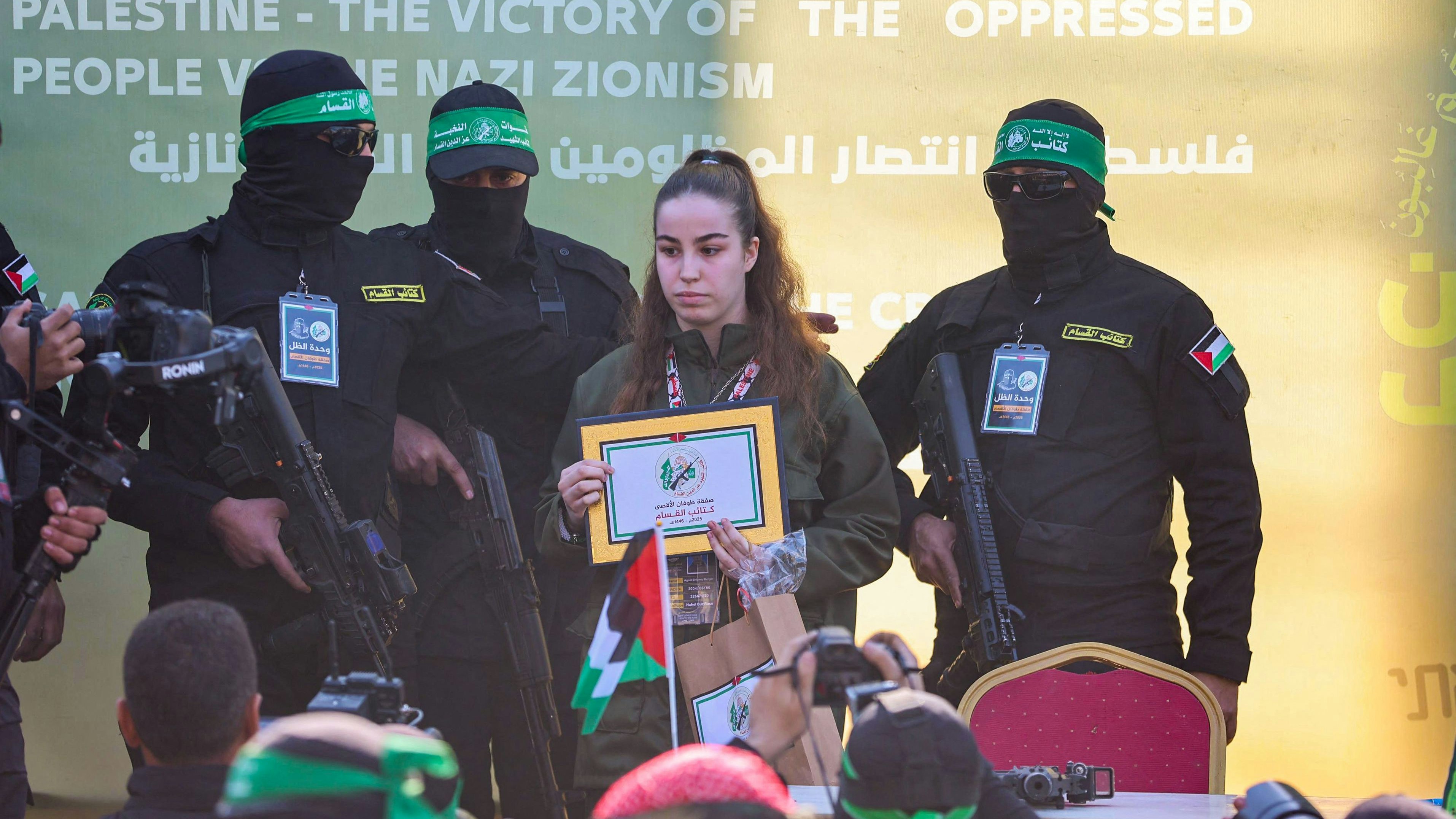 Bei der freigelassenen Geisel handelt es sich im die Soldatin Agam Berger. 