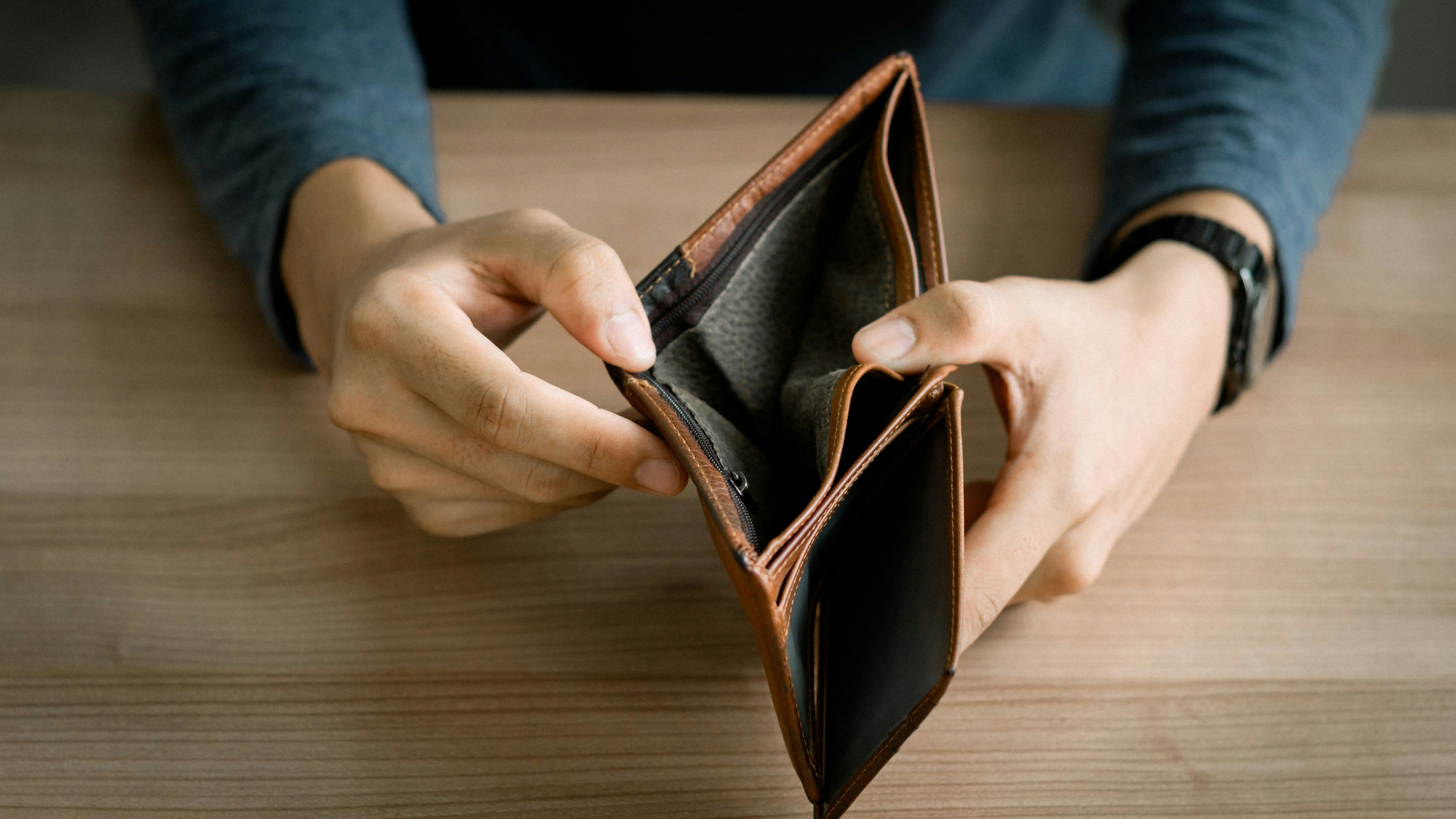 Zwei Opfer sind fünfstellige Euro-Beträge nach Fällen von Cyberkriminalität los.