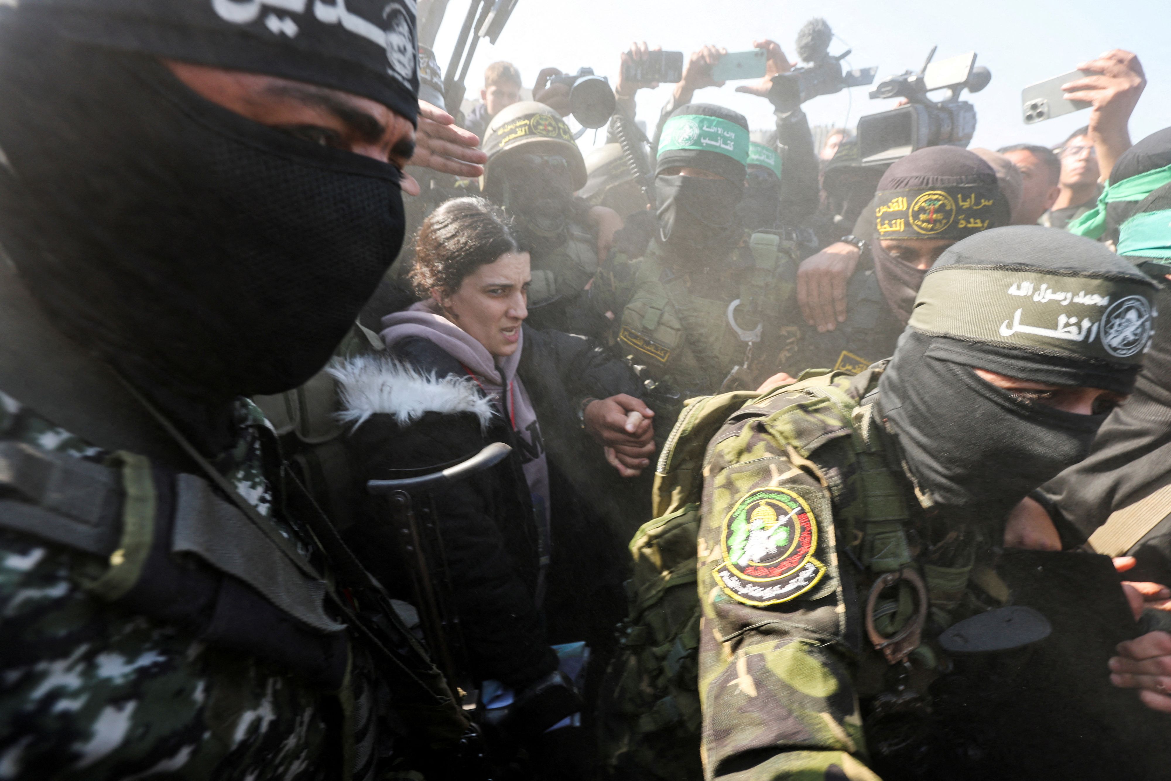 Die israelische Geisel Arbel Yehoud wird von der Hamas durch die Straßen getrieben. 