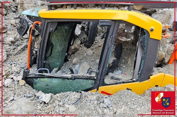 Der Baggerfahrer wurde bis zum Hals verschüttet.